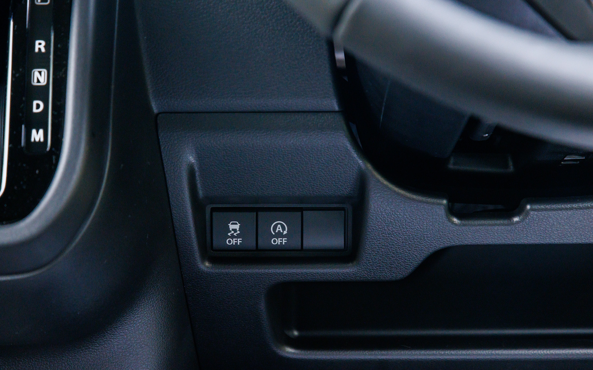 ステアリングコラム左下にはアイドリングストップとVSCのスイッチ