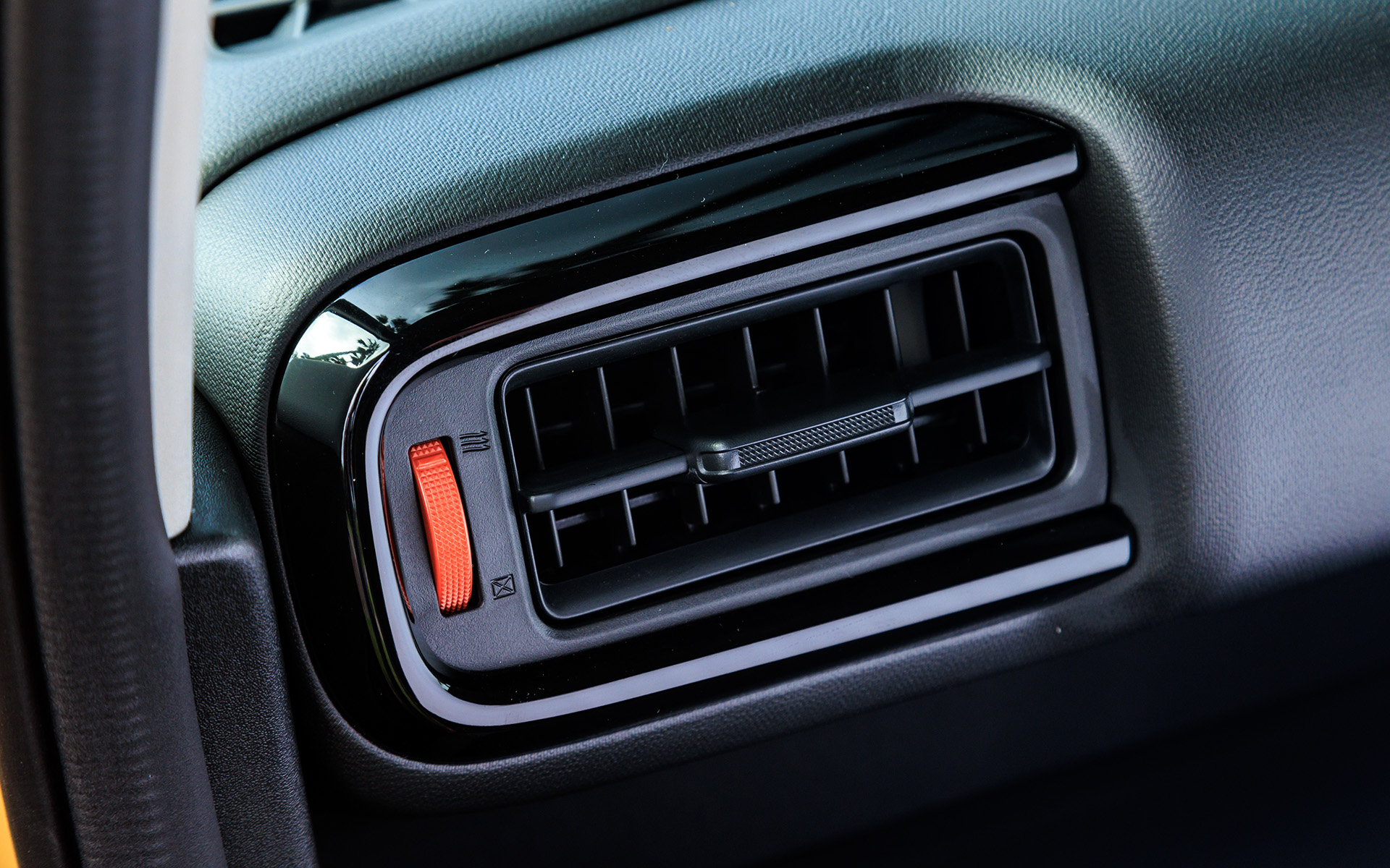 エアコン吹き出し口の風量調節ダイヤルはオレンジ色を採用