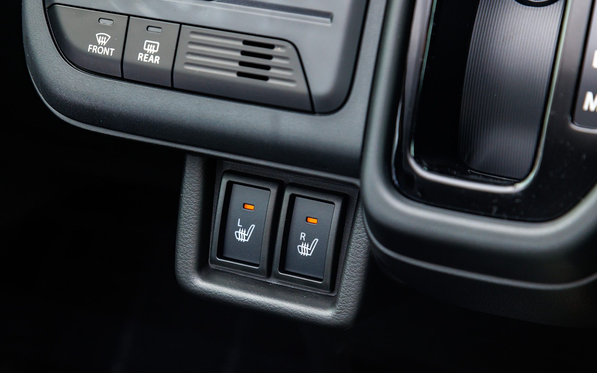 運転席＆助手席のシートヒーターも標準装備となる