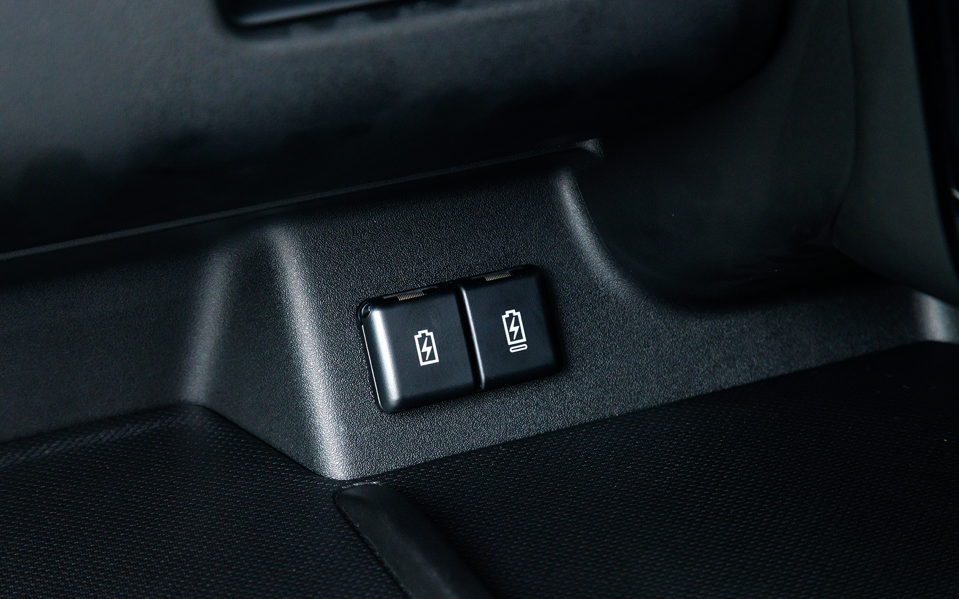 助手席前にType-AとType-Cの充電用USBソケットを用意