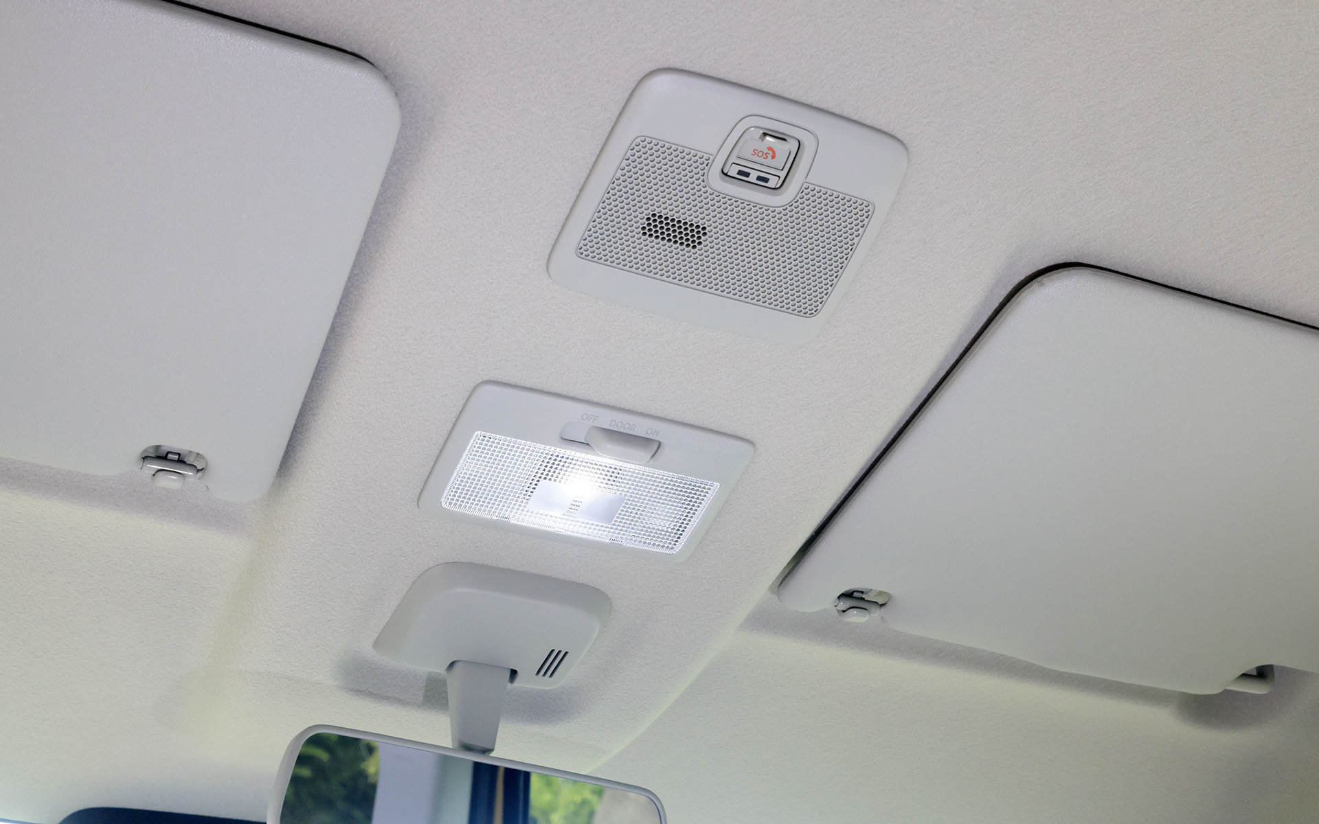 ルームランプは標準でLED