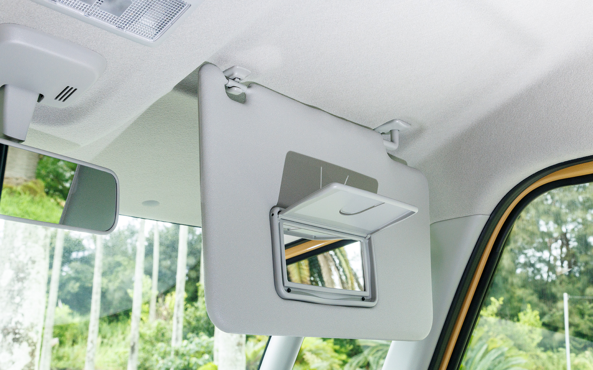 運転席、助手席ともサンバイザー裏にはバニティミラーを用意