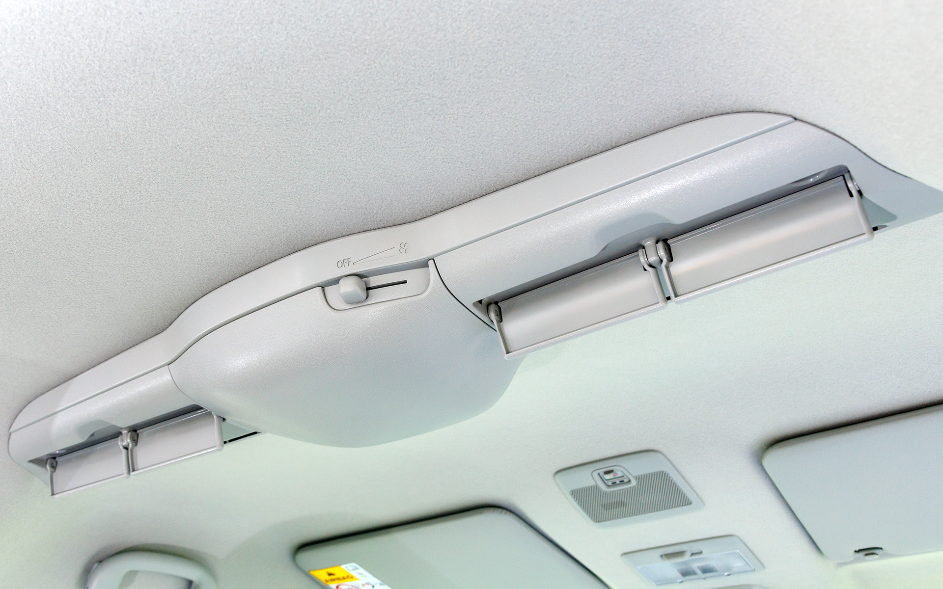 後席も快適に過ごせるスリムサーキュレーターを標準装備