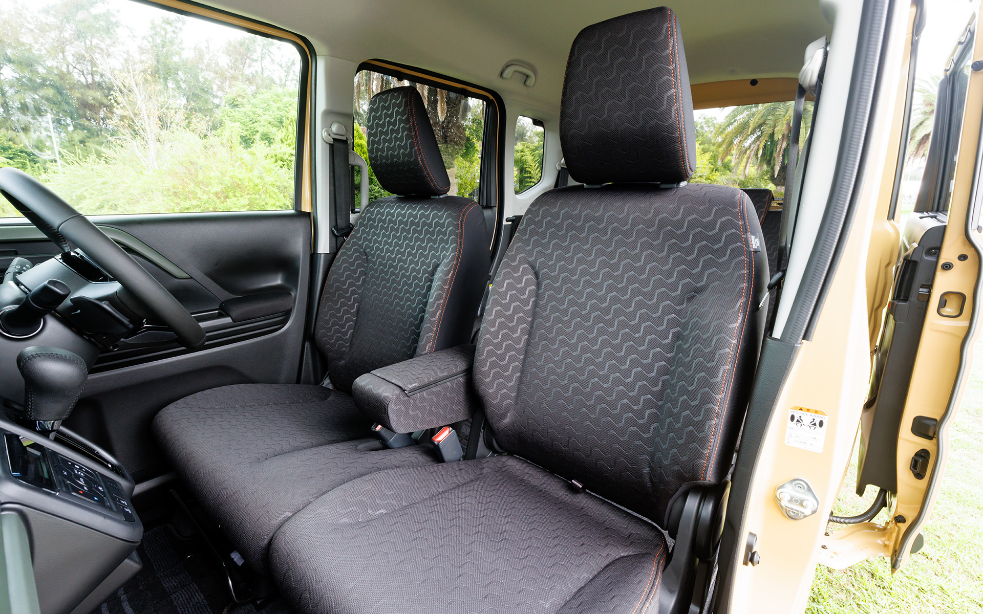 ベンチタイプのフロントシート