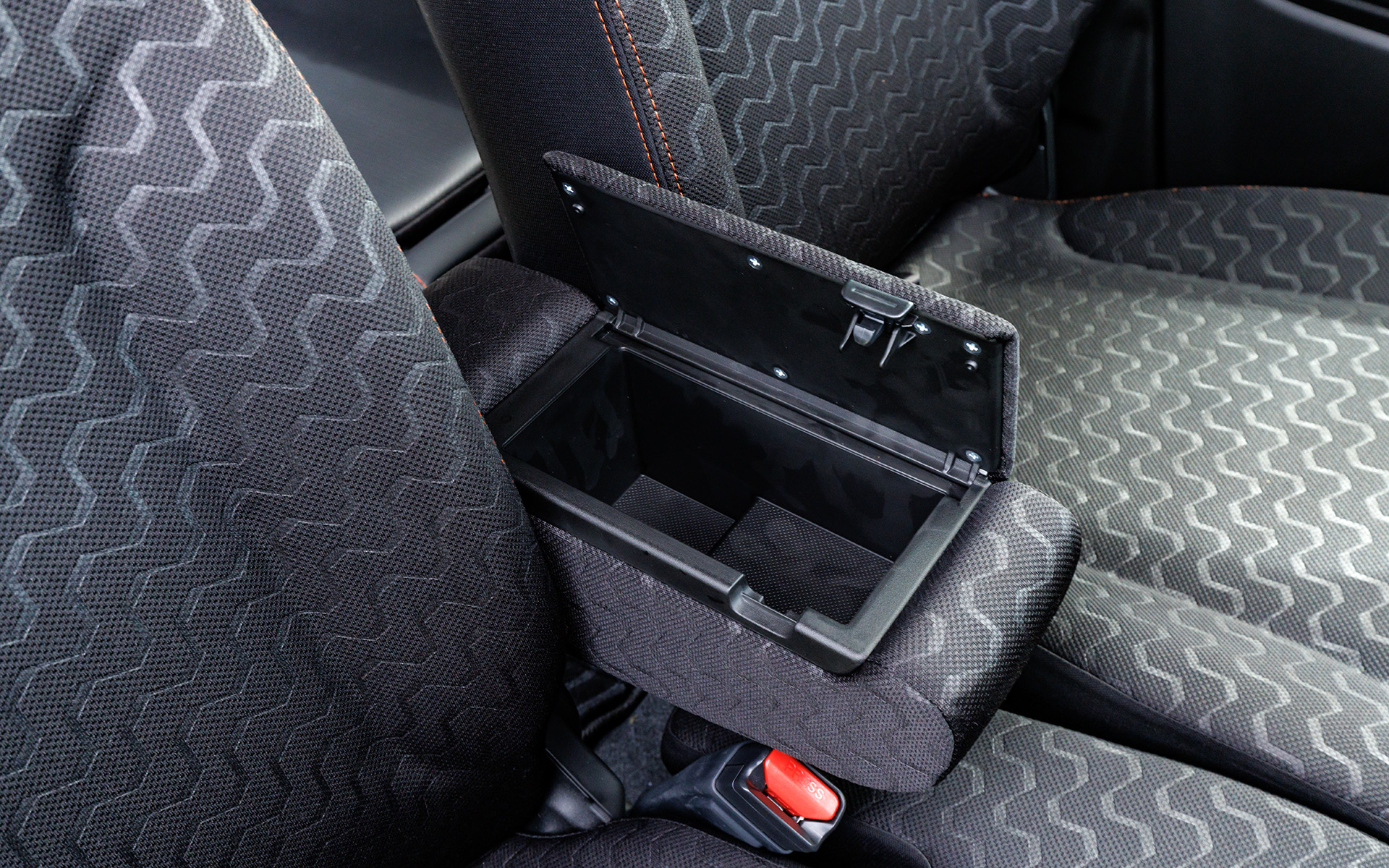 アームレストは小物入れ付き