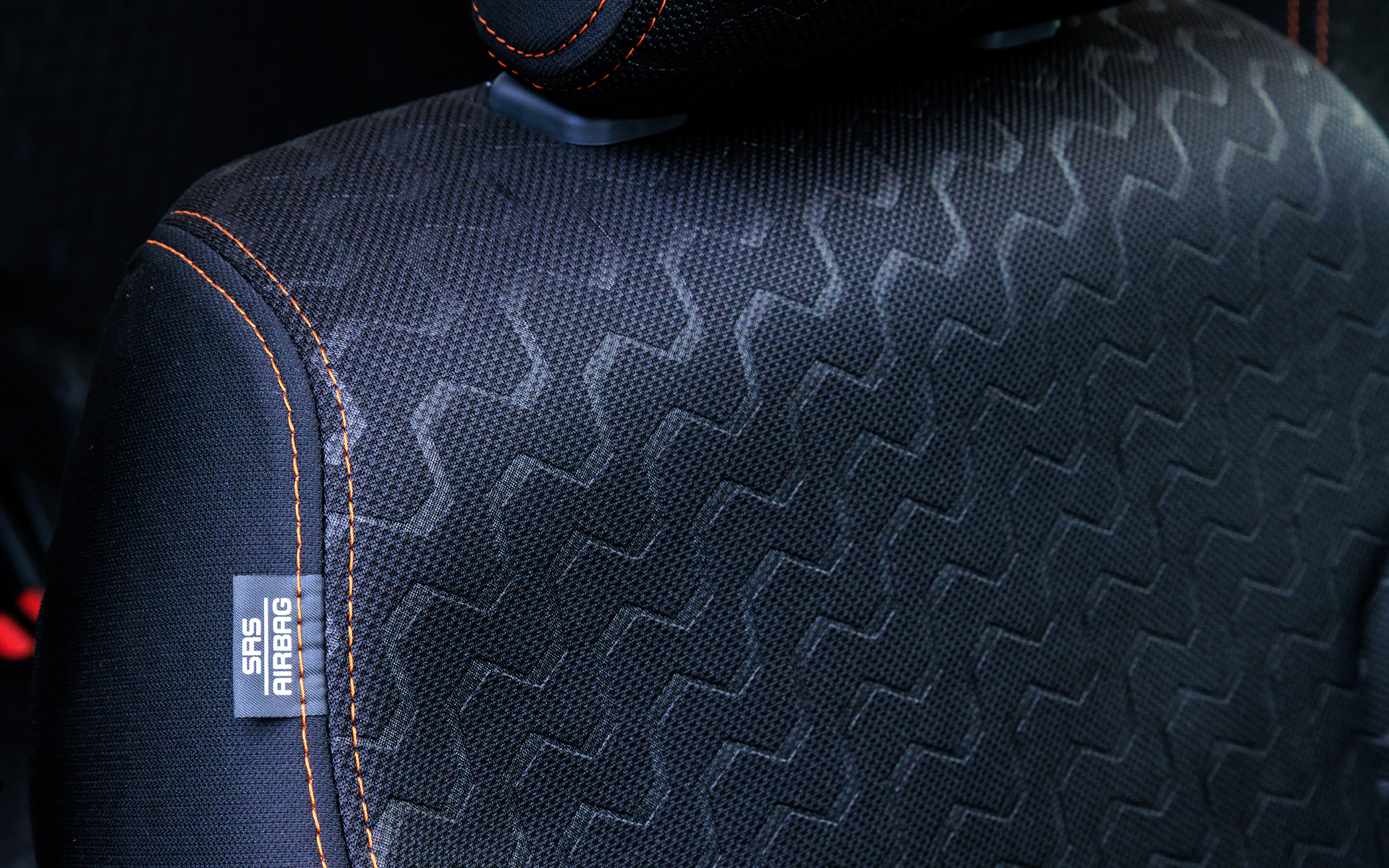 撥水加工が施されたシート表皮は山の稜線やタイヤパターンをツヤとマットを組み合わせて表現。ステッチはキーカラーのオレンジ色