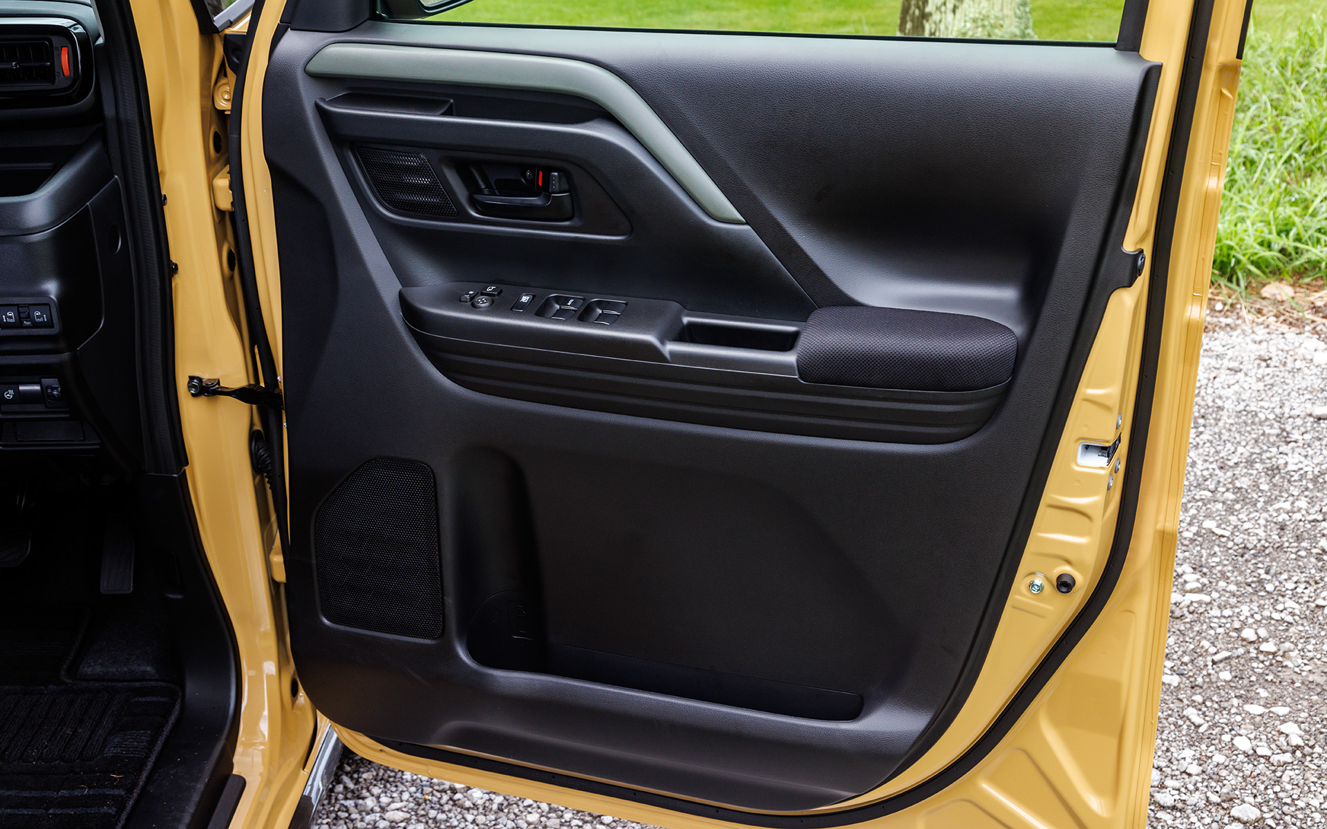 運転席ドアトリム。アームレスト部の表皮にも撥水加工が施される