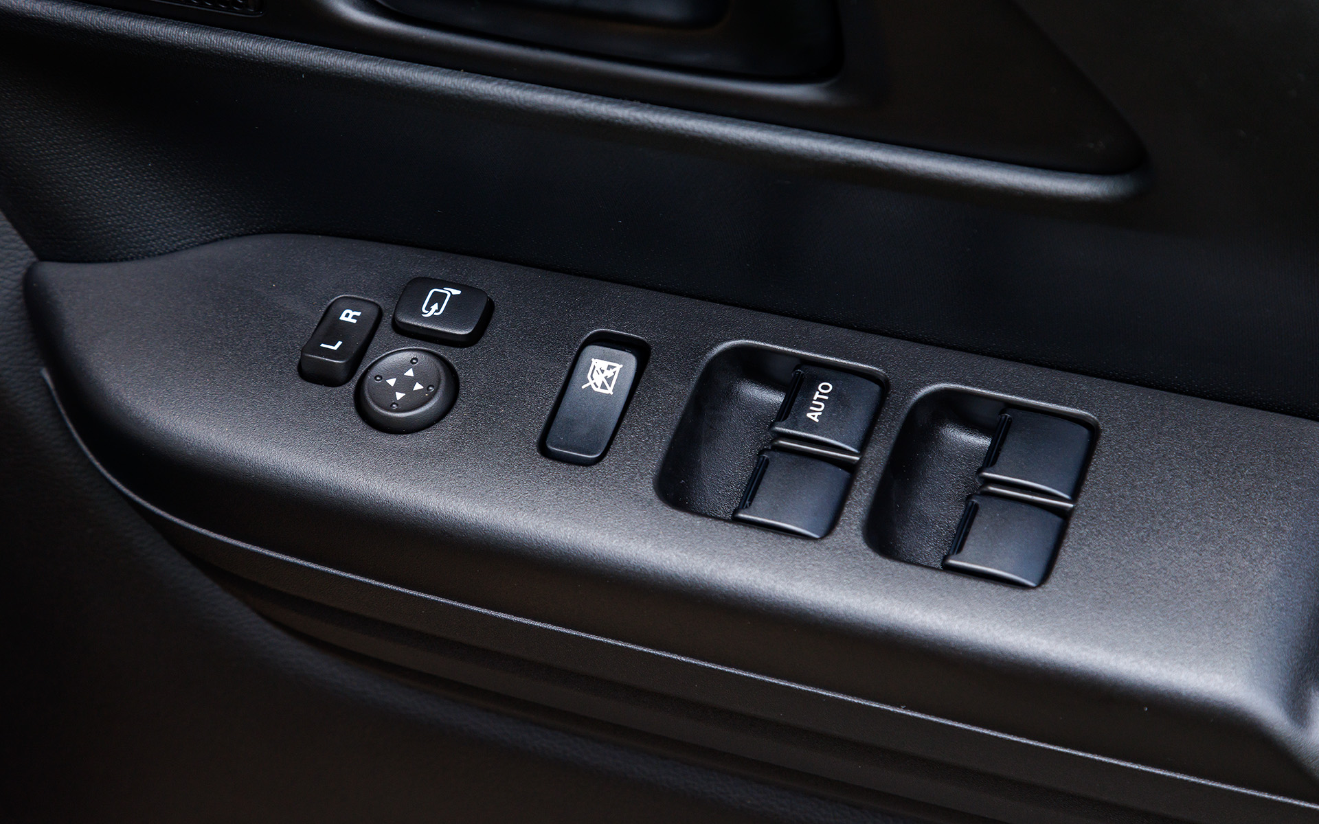 アームレスト部にはパワーウィンドウなどのスイッチ類が並ぶ