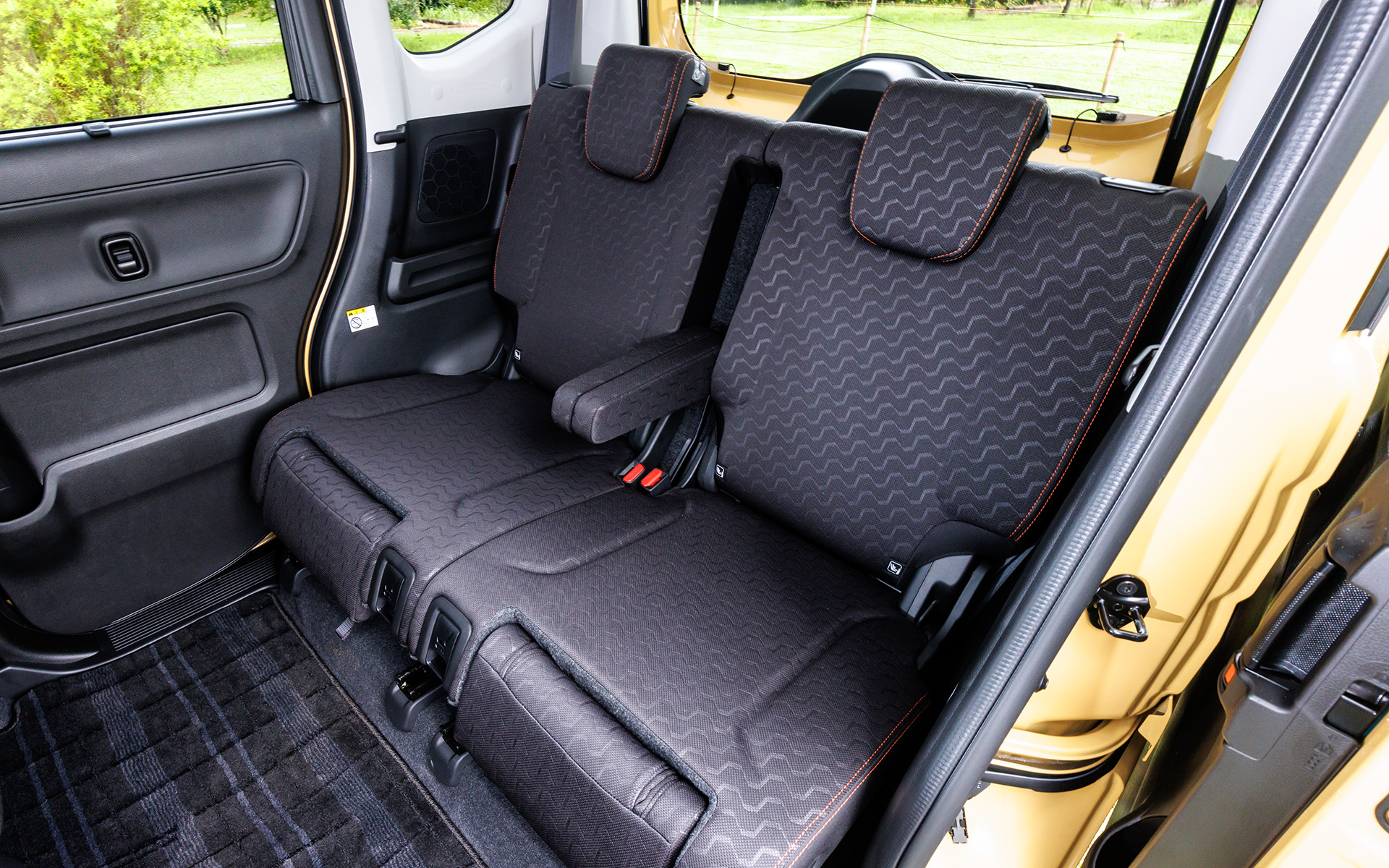 収納式アームレストを装備したリアシート