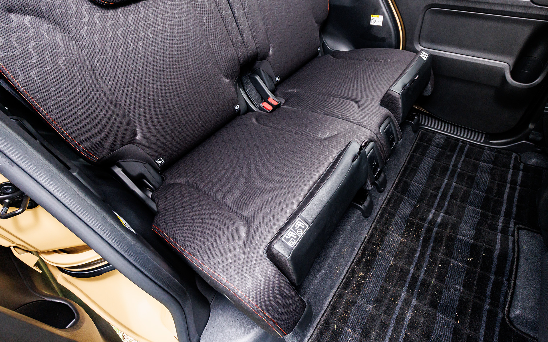 フットレストを立てることで荷物の転がりを防止することも可能