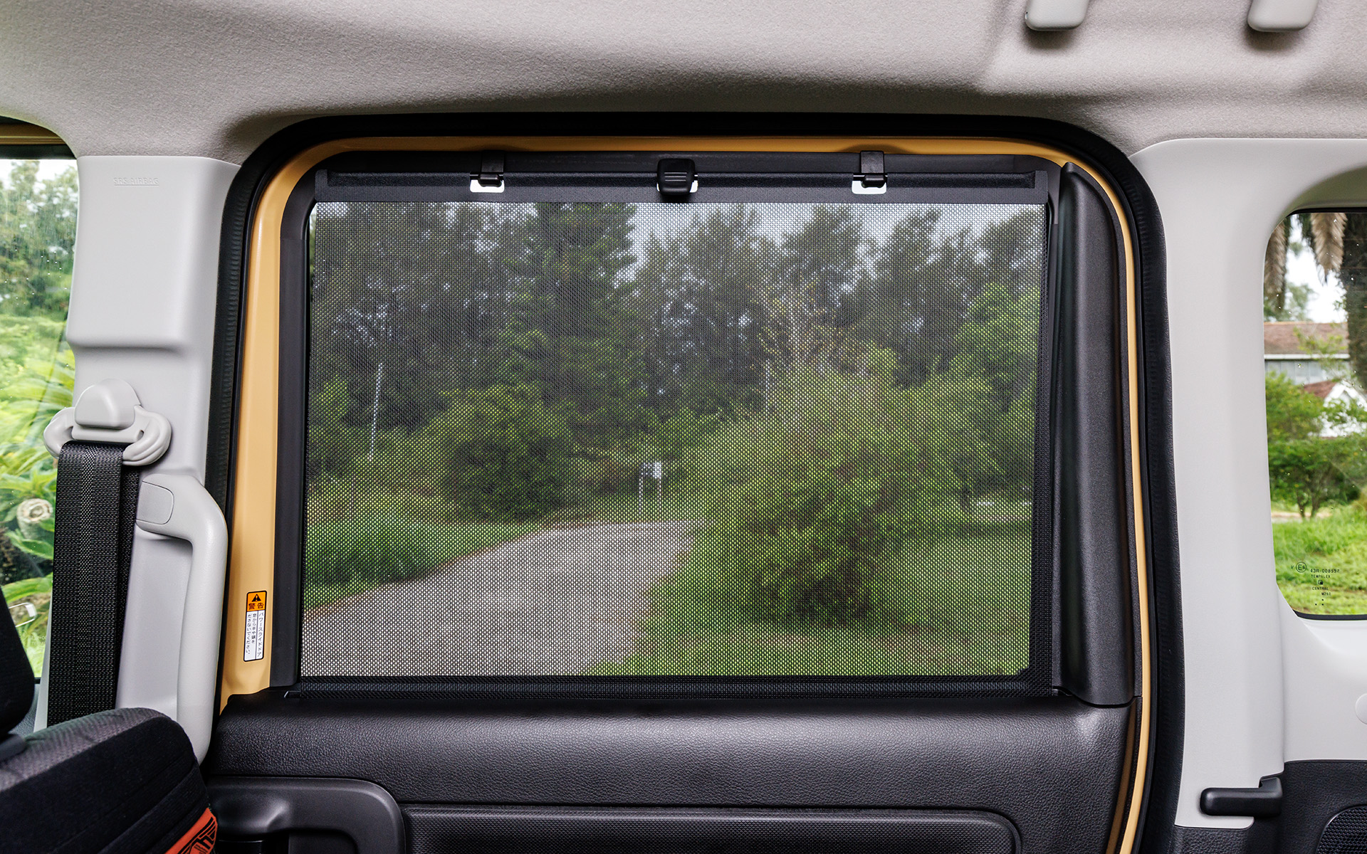 後席ドアにはロールサンシェードを装備。こちらも全車標準