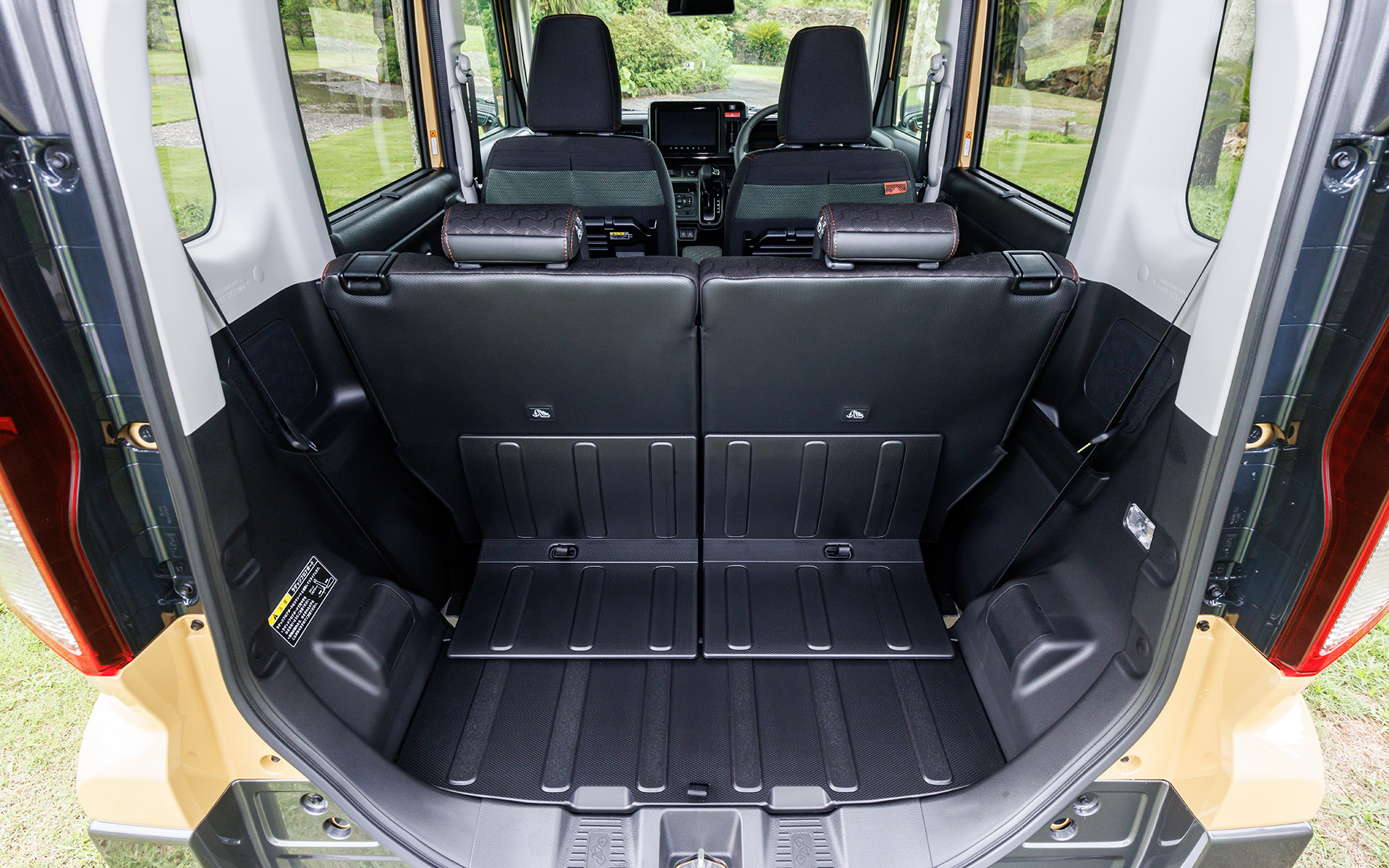 リアシートを前方にセットすれば広い収納スペースを確保可能