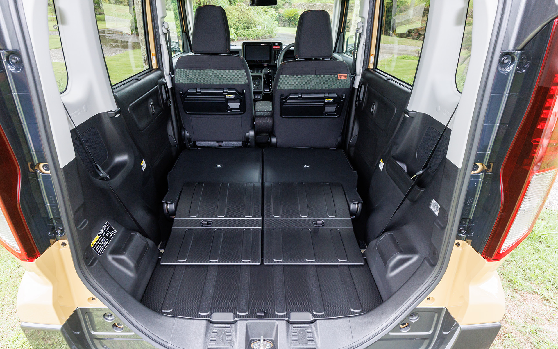 2名乗車ならリアシート背もたれを前倒しすることで広大なスペースに