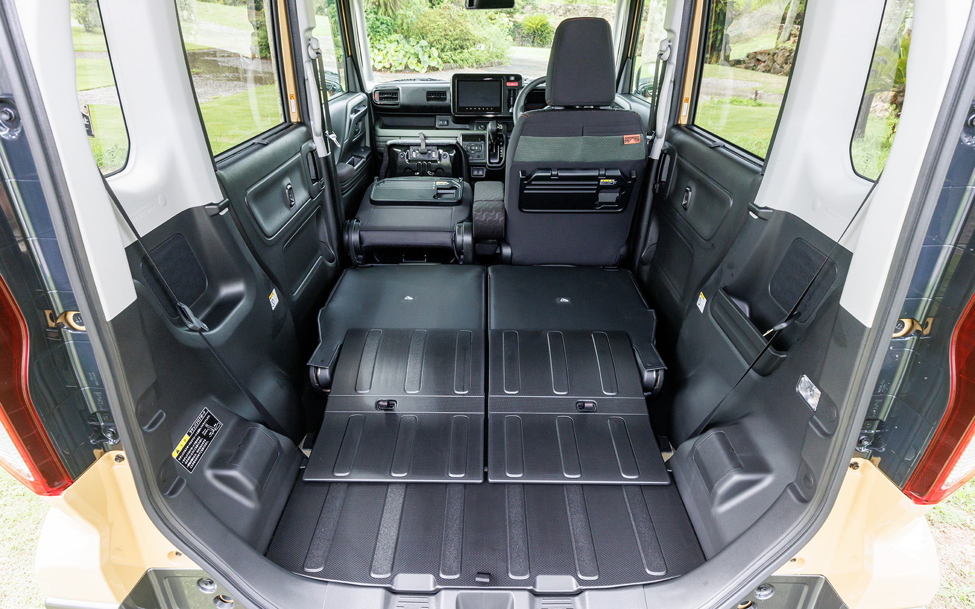 助手席のシートバックも前倒しすれば長尺物の積載も可能になる