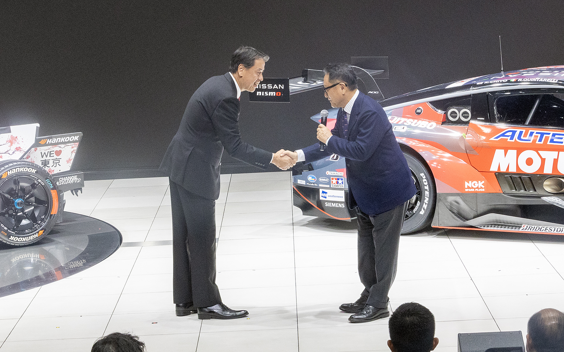 「NISMO 40周年記念レセプション」で登壇した日産自動車株式会社 代表取締役社長 兼 最高経営責任者の内田誠氏（左）と、一般社団法人スーパー耐久未来機構（STMO）の理事長としてあいさつをした豊田章男氏