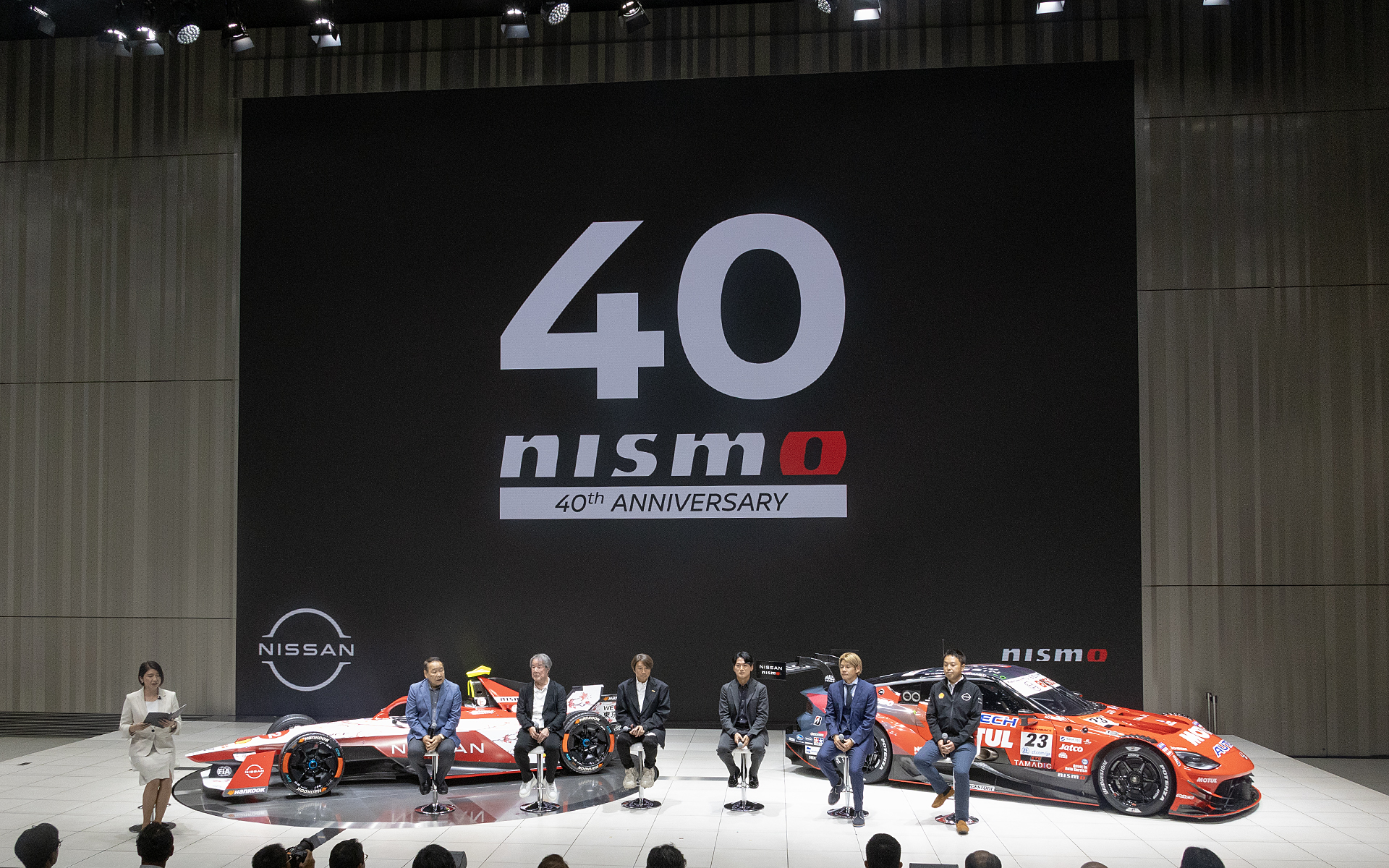 ステージ上の最後のプログラムはトークショー。登壇者は写真左から長谷見昌弘氏、星野一義氏、近藤真彦氏、SUPER GT 23号車ドライバーの千代勝正氏、3号車ドライバーの高星明誠氏、そして日産自動車の社員でありフォーミュラEチームの西川直志氏