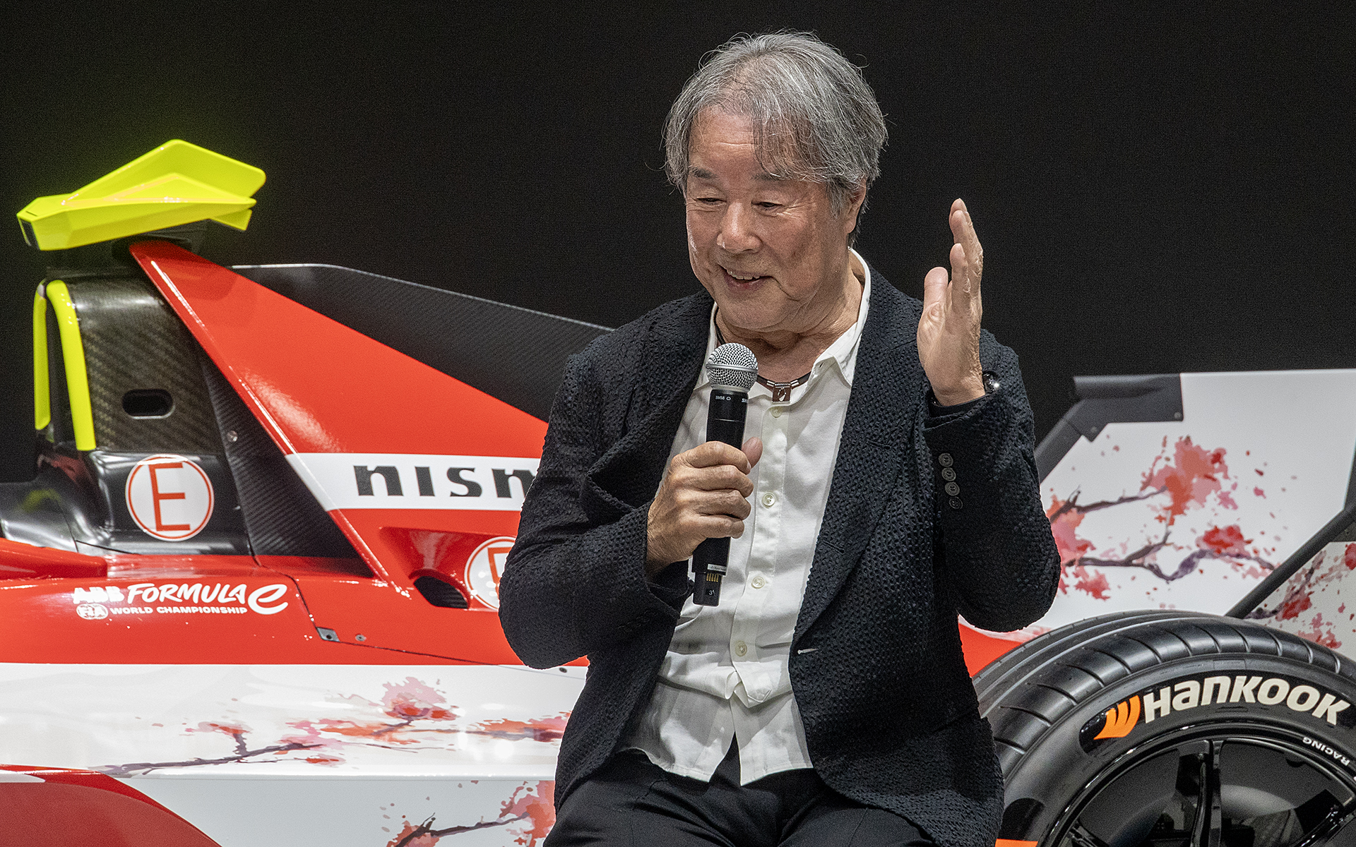 星野一義氏。若手に対しては「レースでの失敗を恐れるのはよくない。限界を越えないように走るのではなくそれを越えるのがプロ。日産を背負っていく気持ちを持って本当のプロに成長してください」と語りかけた