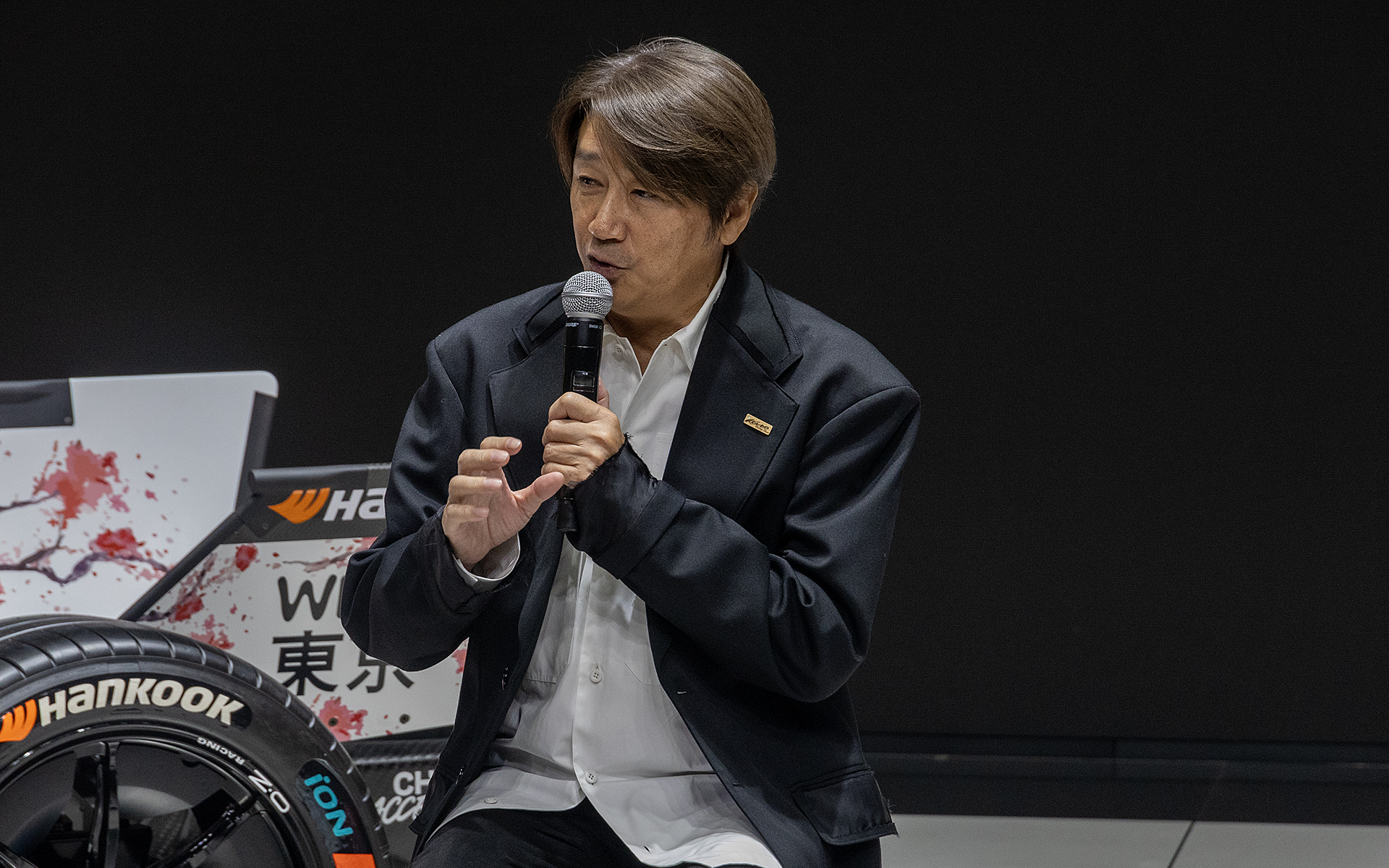 近藤真彦氏。近藤氏は思い出として日産の応援団としてル・マンに行ったときのことを話した。現地での記念撮影のときにスタッフから借りたNISMOのジャンパーを着て写ったが、その後、ワークスの一員として自分のジャンパーを着て写真に収まった際、夢のようで泣きそうになったと当時のことを語った