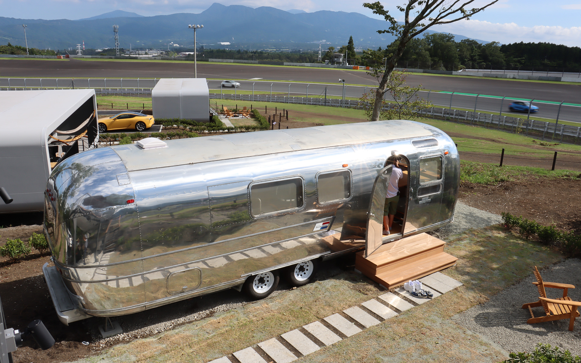 富士スピードウェイの「100R」インサイドエリアに常設される「エアストリーム sovereign」を利用したアウトドア宿泊施設。100Rを立ち上がっていくマシンを間近に体感できる