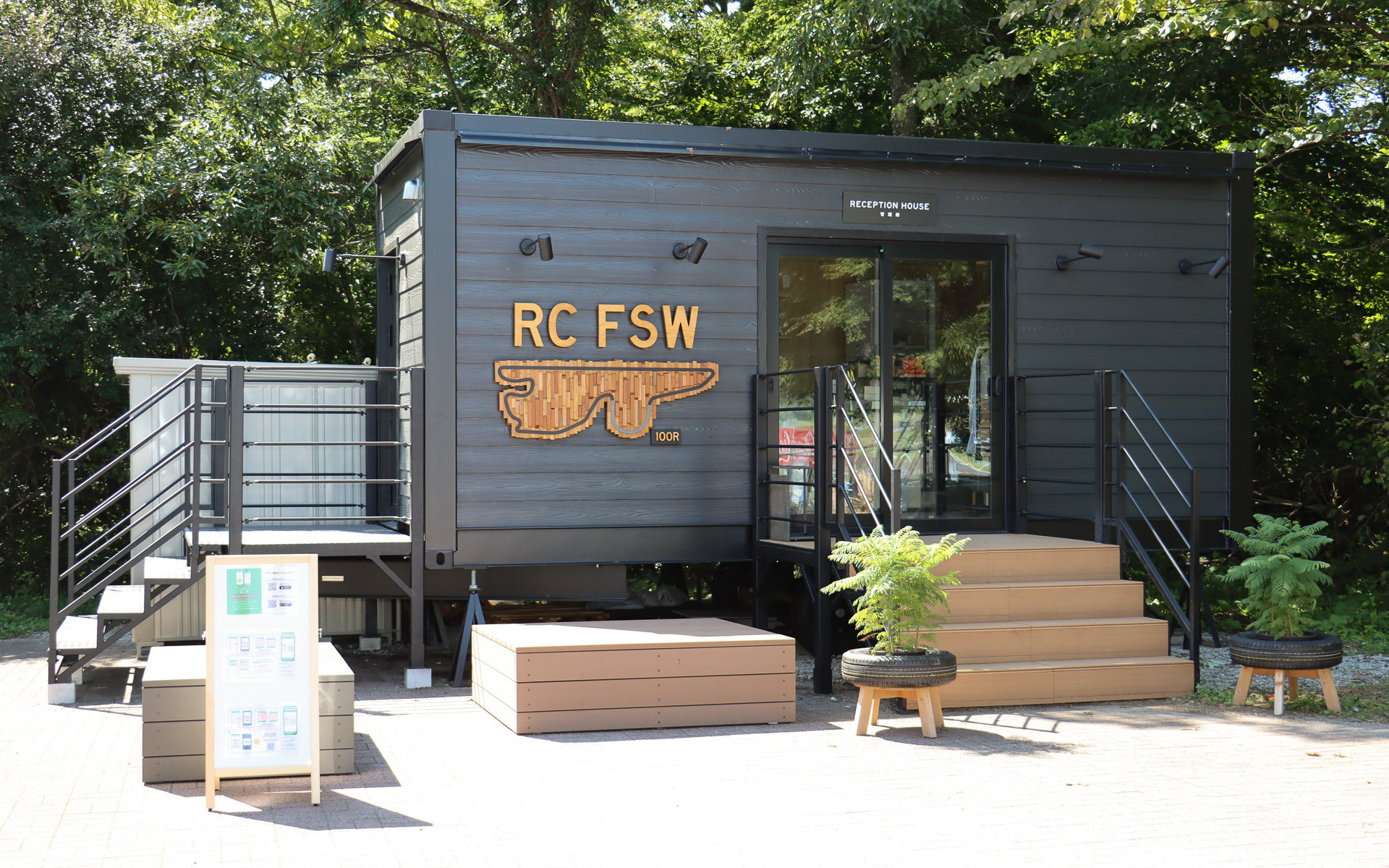 管理棟では宿泊利用の受け付けに加え、物品販売なども行なう