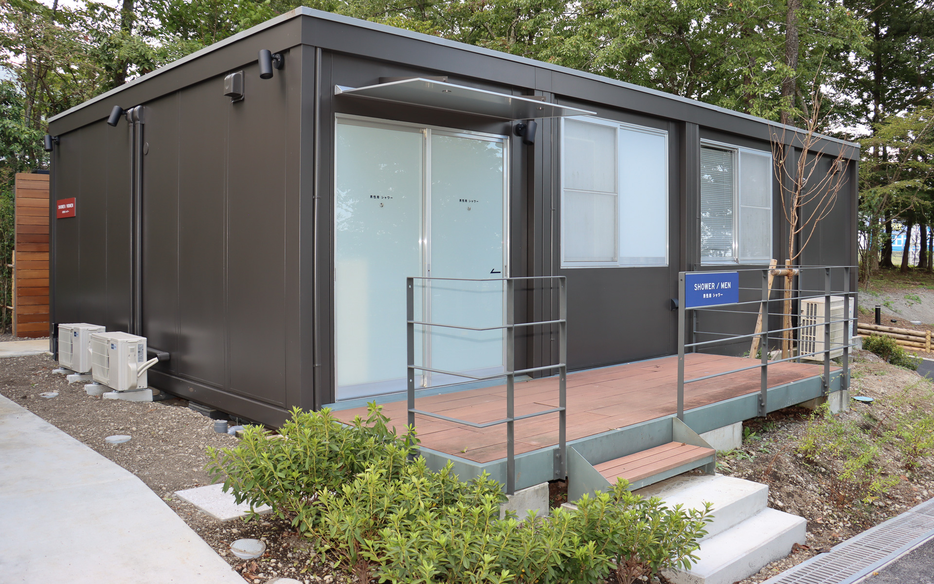 シャワー棟は受付エリアの近く（写真左）とキャンピングガレージハウス近く（写真右）の2か所に設置。キャンピングガレージハウス近くのシャワー棟は共有トイレも併設する