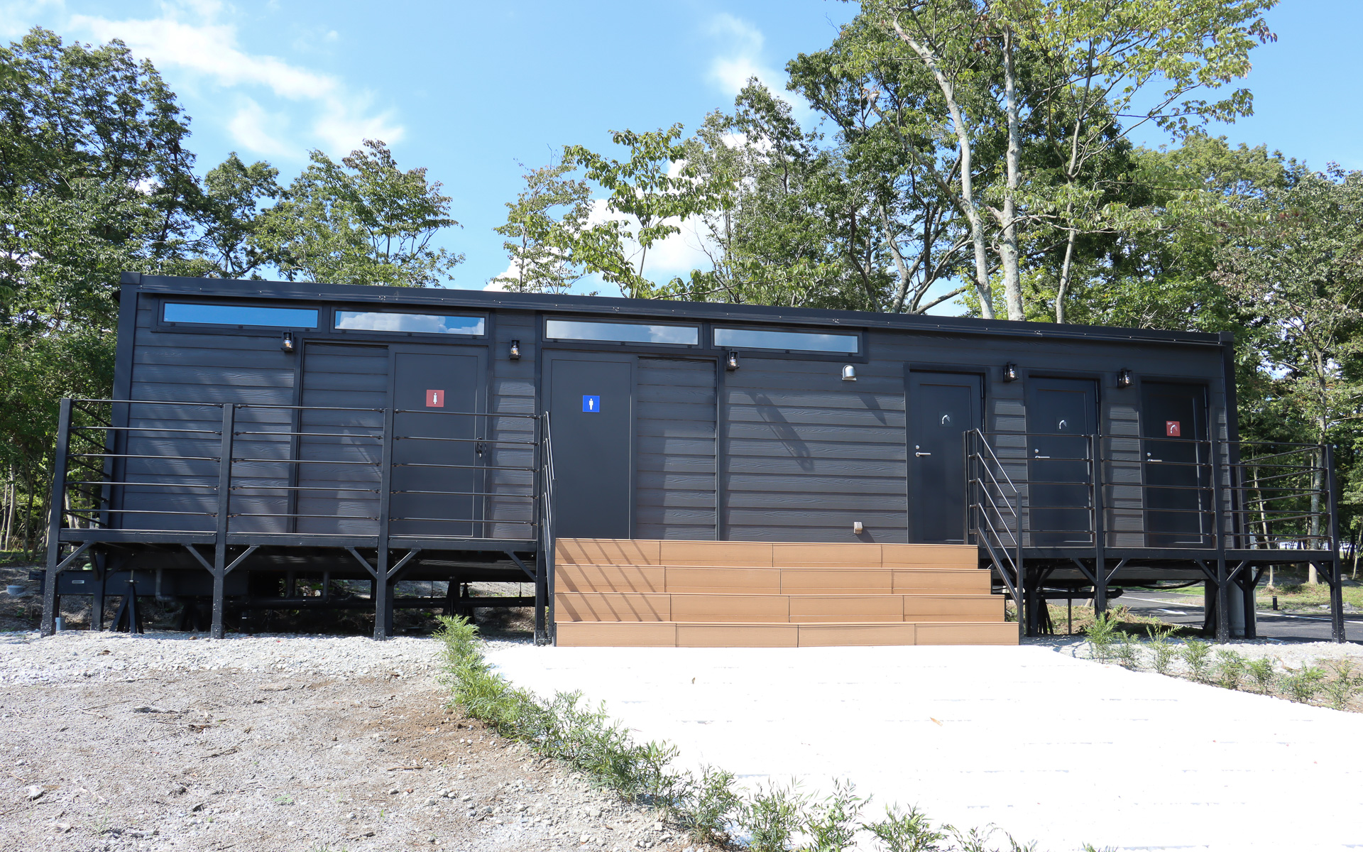 シャワー棟は受付エリアの近く（写真左）とキャンピングガレージハウス近く（写真右）の2か所に設置。キャンピングガレージハウス近くのシャワー棟は共有トイレも併設する