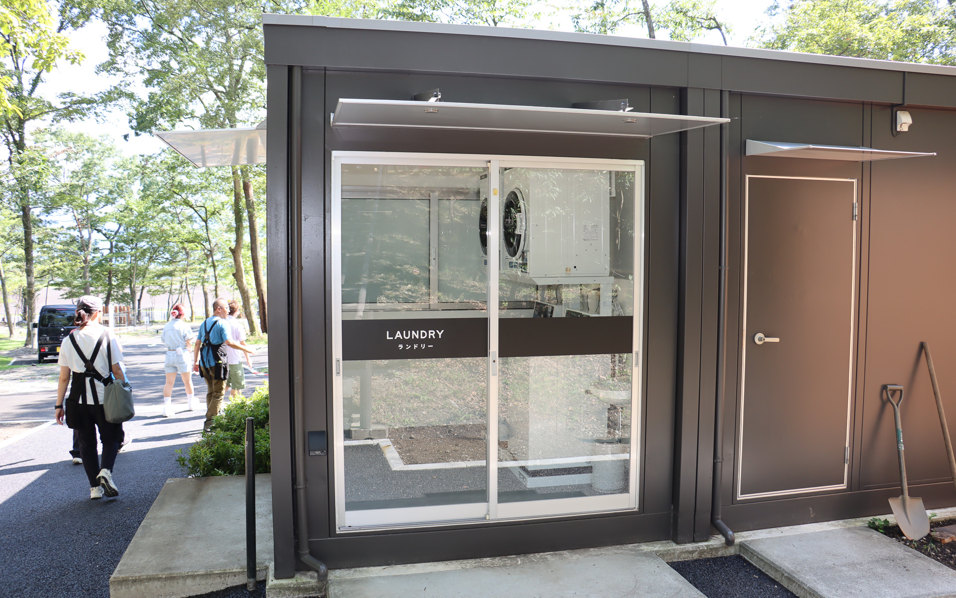 コインランドリーには洗濯機と乾燥機を各2台設置する