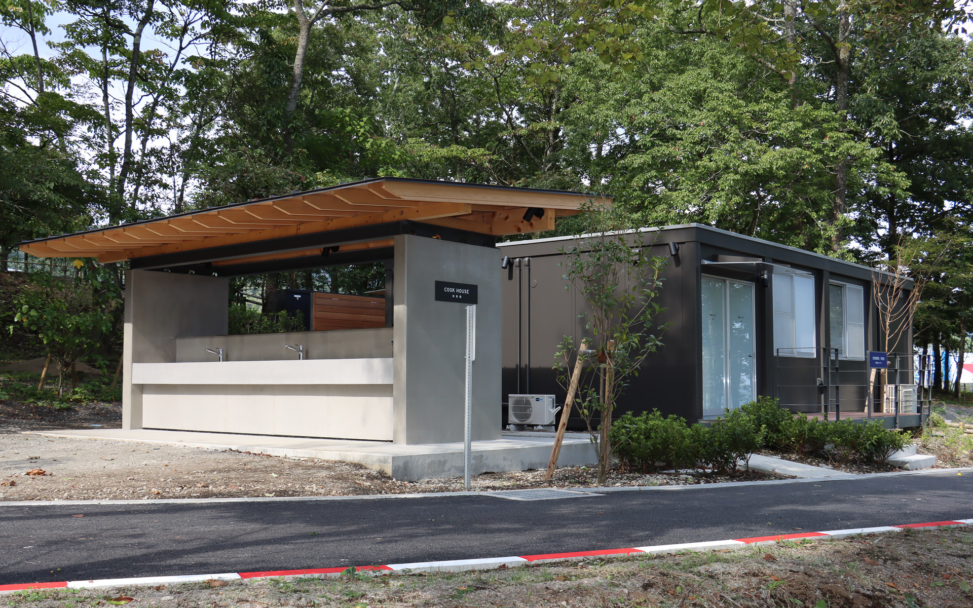 受付エリアの近くのシャワー棟と並んで建っている炊事棟