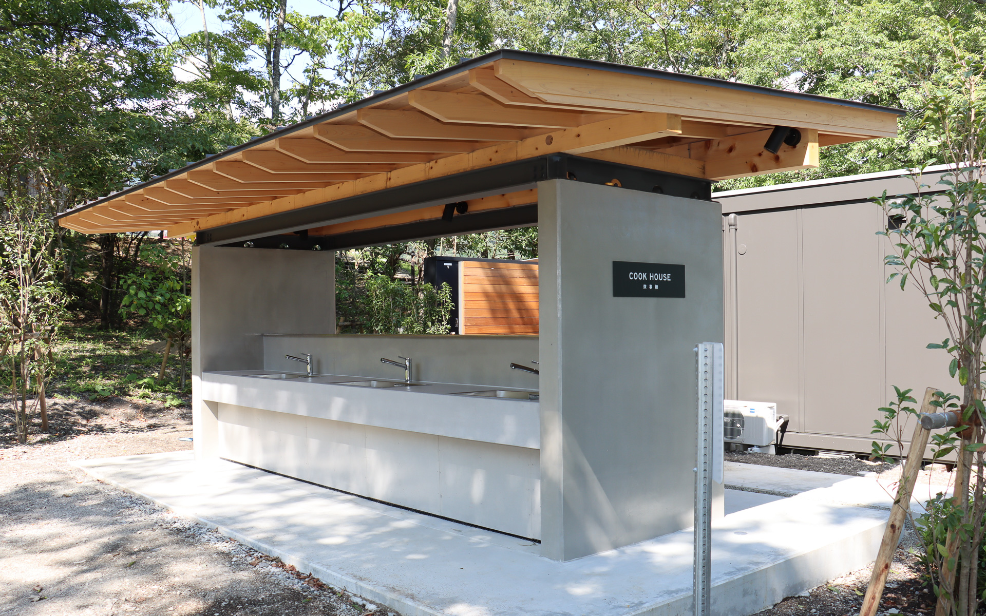 受付エリアの近くのシャワー棟と並んで建っている炊事棟