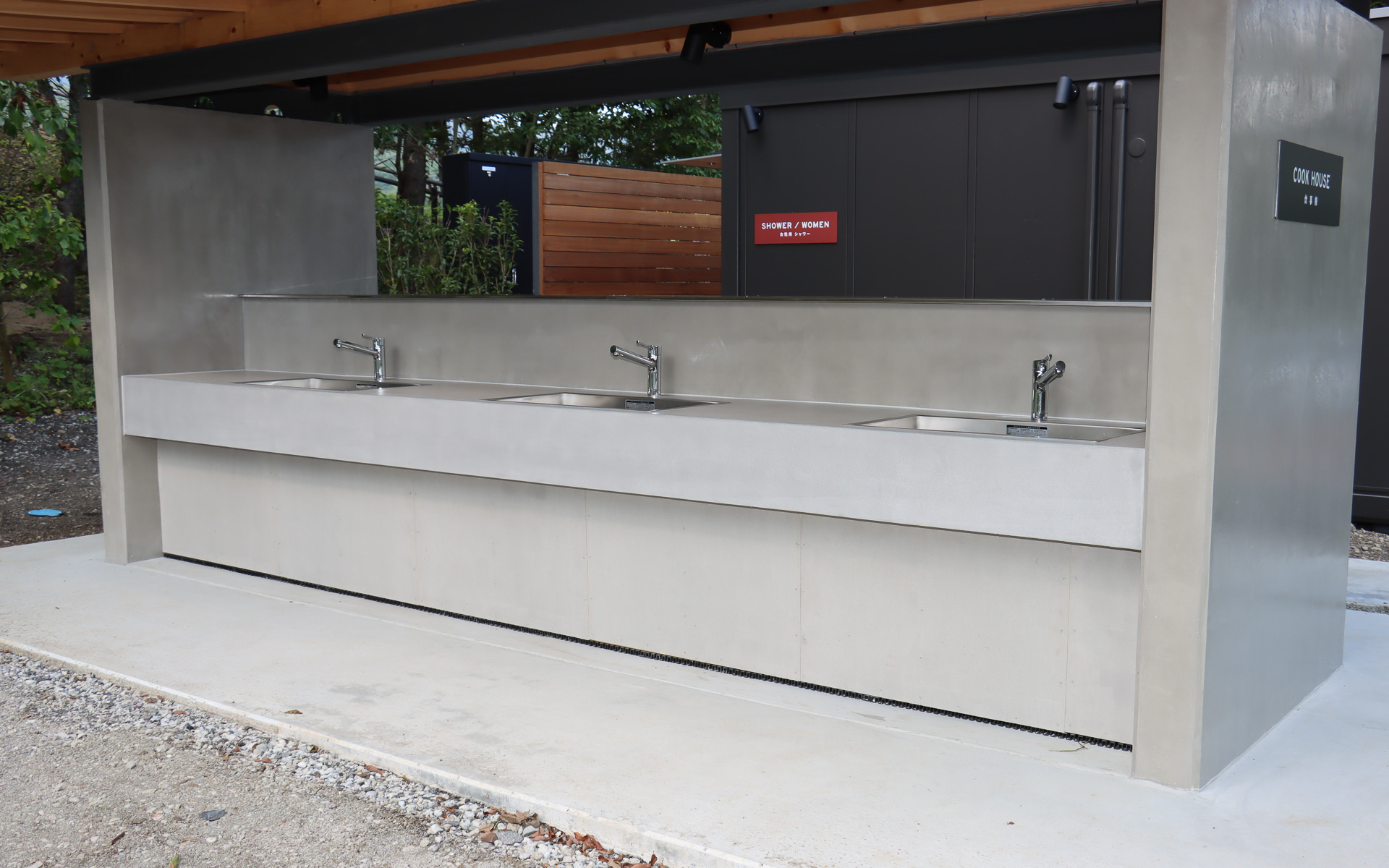 両サイドに各3か所で計6か所のシンクは温水も利用可能