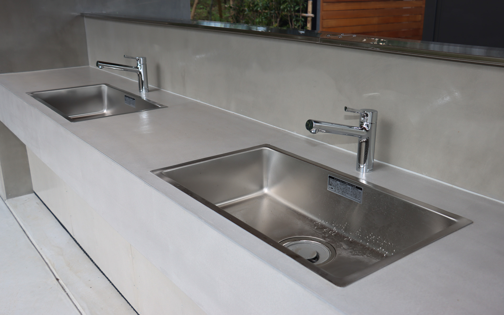 両サイドに各3か所で計6か所のシンクは温水も利用可能