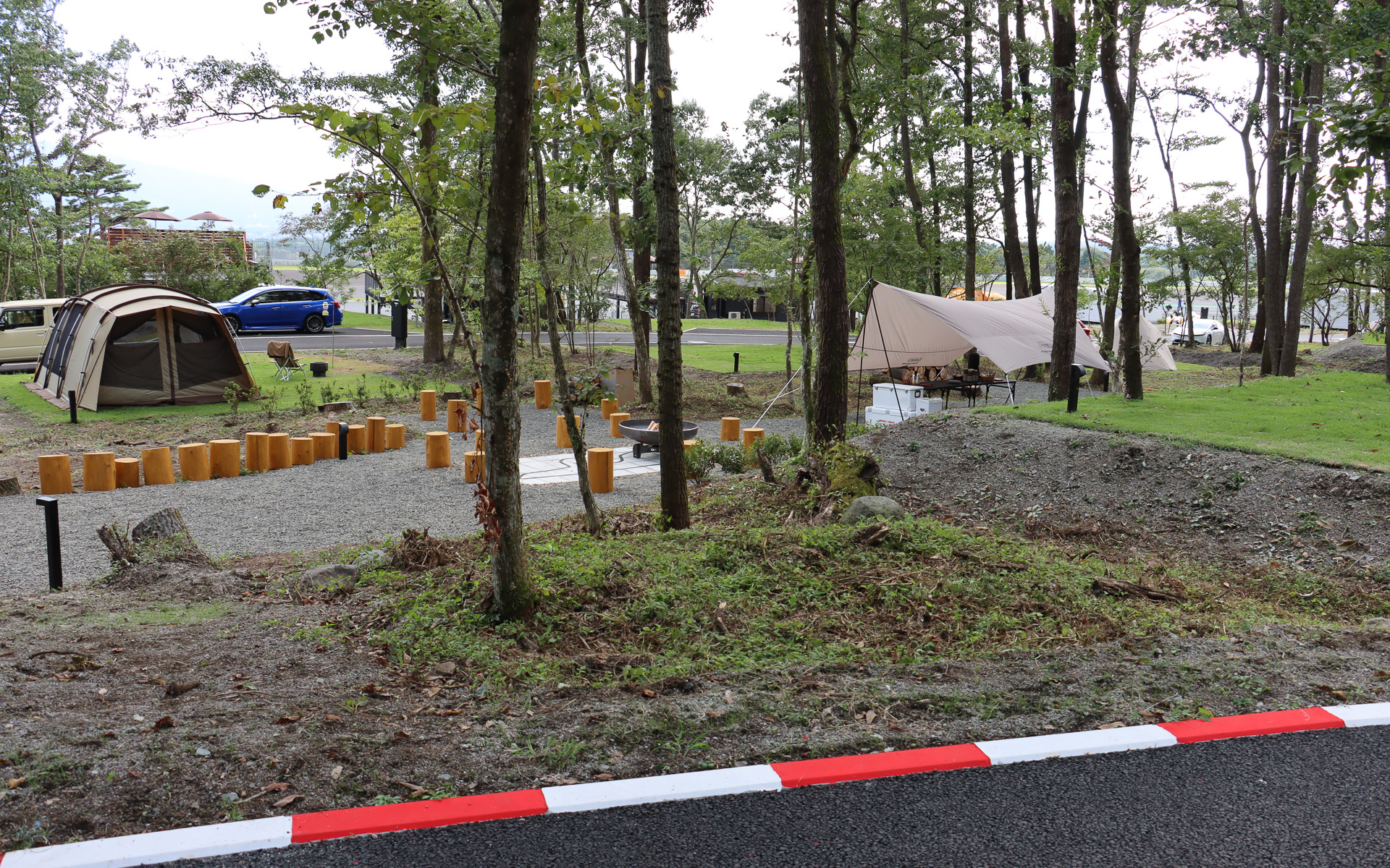 オートキャンプサイトの中央に、利用者同士でたき火を囲んで談笑できる共有の焚火台も設置