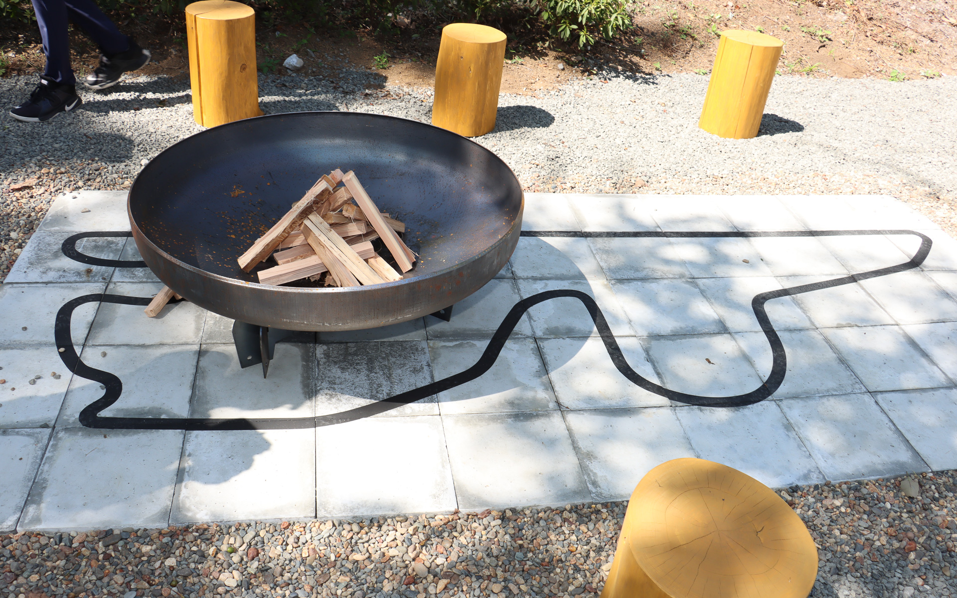 焚火台の下には富士スピードウェイのコース図も描かれている