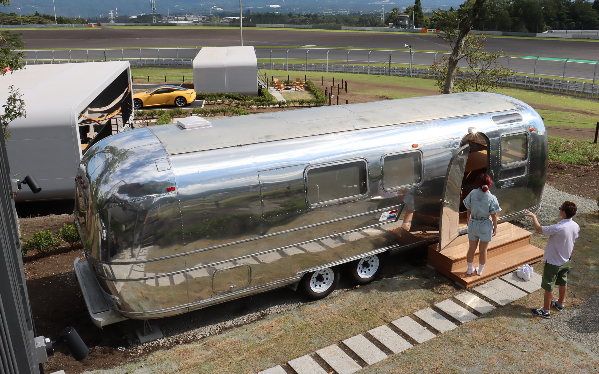 宿泊施設として用意された1970年製のキャンピングトレーラー「エアストリーム sovereign」。生産当時の美しさを蘇らせるべく、アルミ製のボディパネルにバフ掛けを行なっているが、側面や後方に刻まれたへこみなどは車両の歴史としてそのままにしている、また、ブレーキランプやウインカーなども修理して、夜間に点灯させて楽しめるようにした