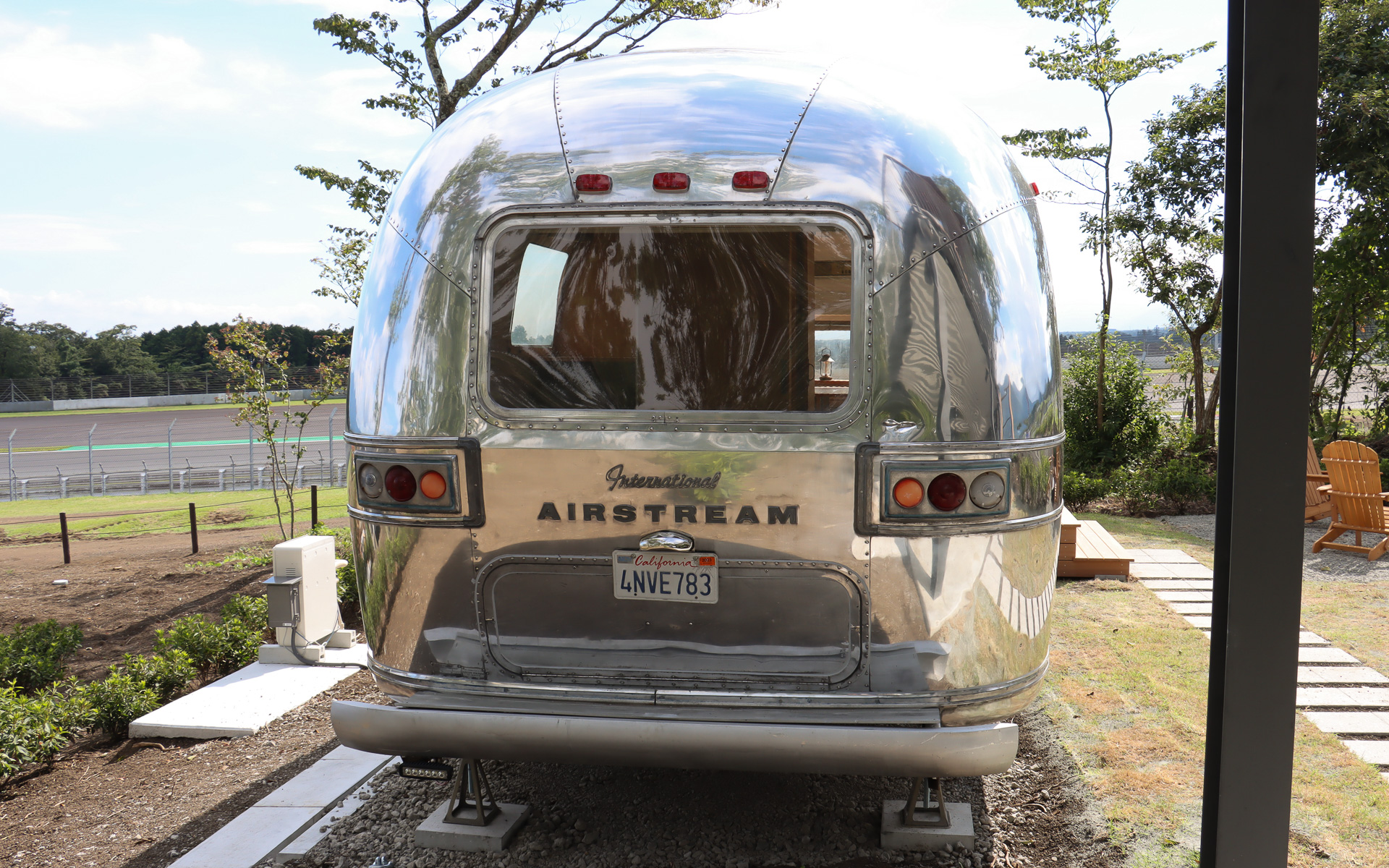 宿泊施設として用意された1970年製のキャンピングトレーラー「エアストリーム sovereign」。生産当時の美しさを蘇らせるべく、アルミ製のボディパネルにバフ掛けを行なっているが、側面や後方に刻まれたへこみなどは車両の歴史としてそのままにしている、また、ブレーキランプやウインカーなども修理して、夜間に点灯させて楽しめるようにした