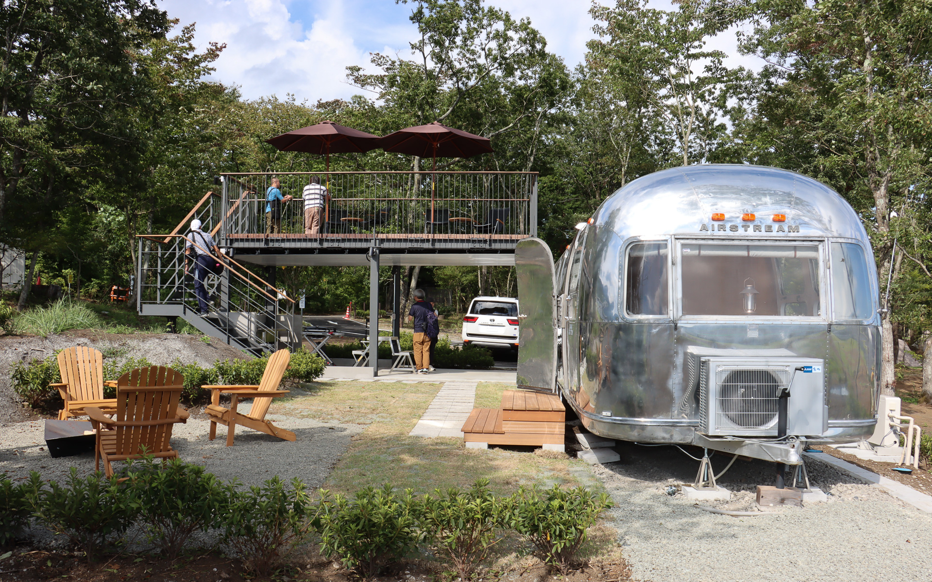 コース側から見たヴィンテージトレーラーコテージ