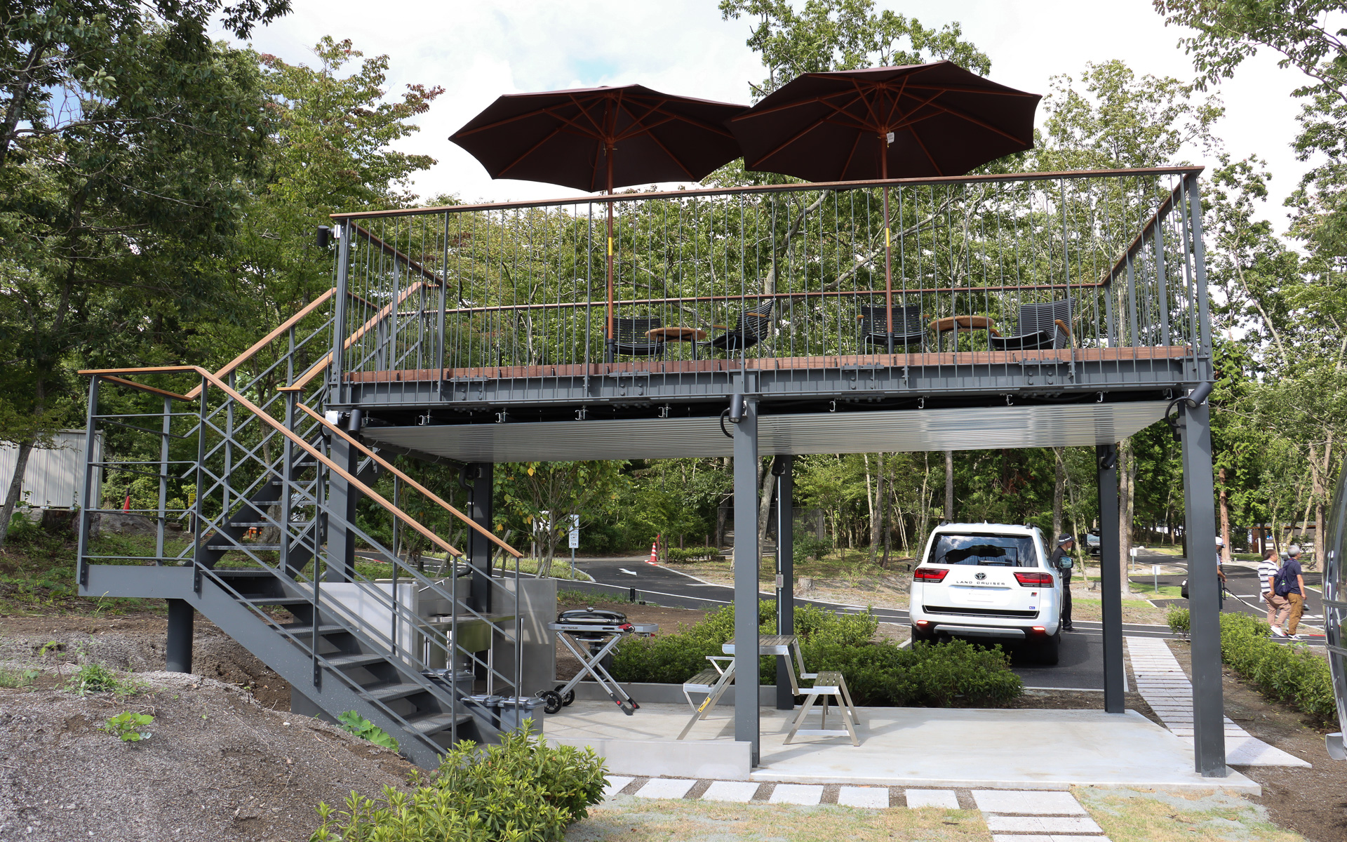 展望デッキからADVANコーナーに続いていく100R後半部分や、天気がよければ富士山も一望できる