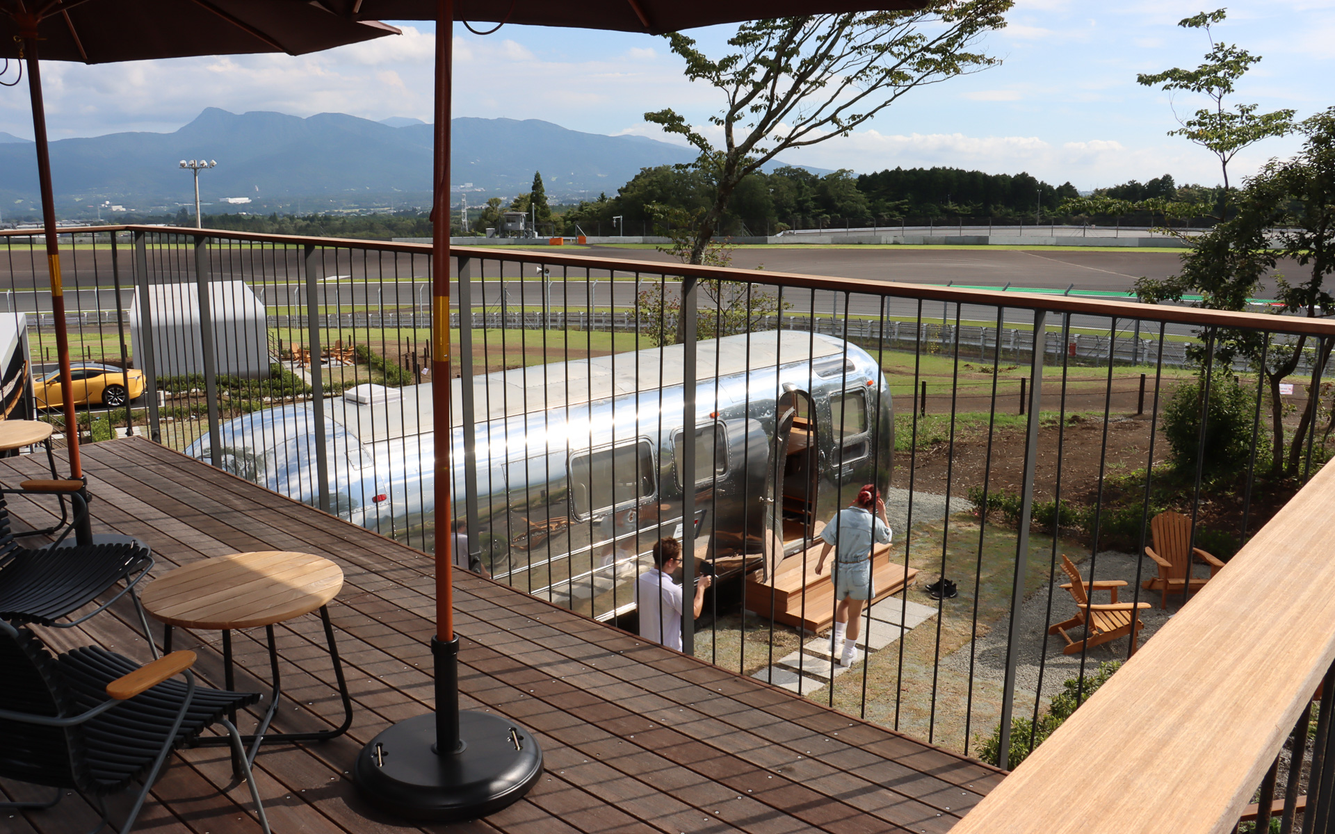 展望デッキからADVANコーナーに続いていく100R後半部分や、天気がよければ富士山も一望できる