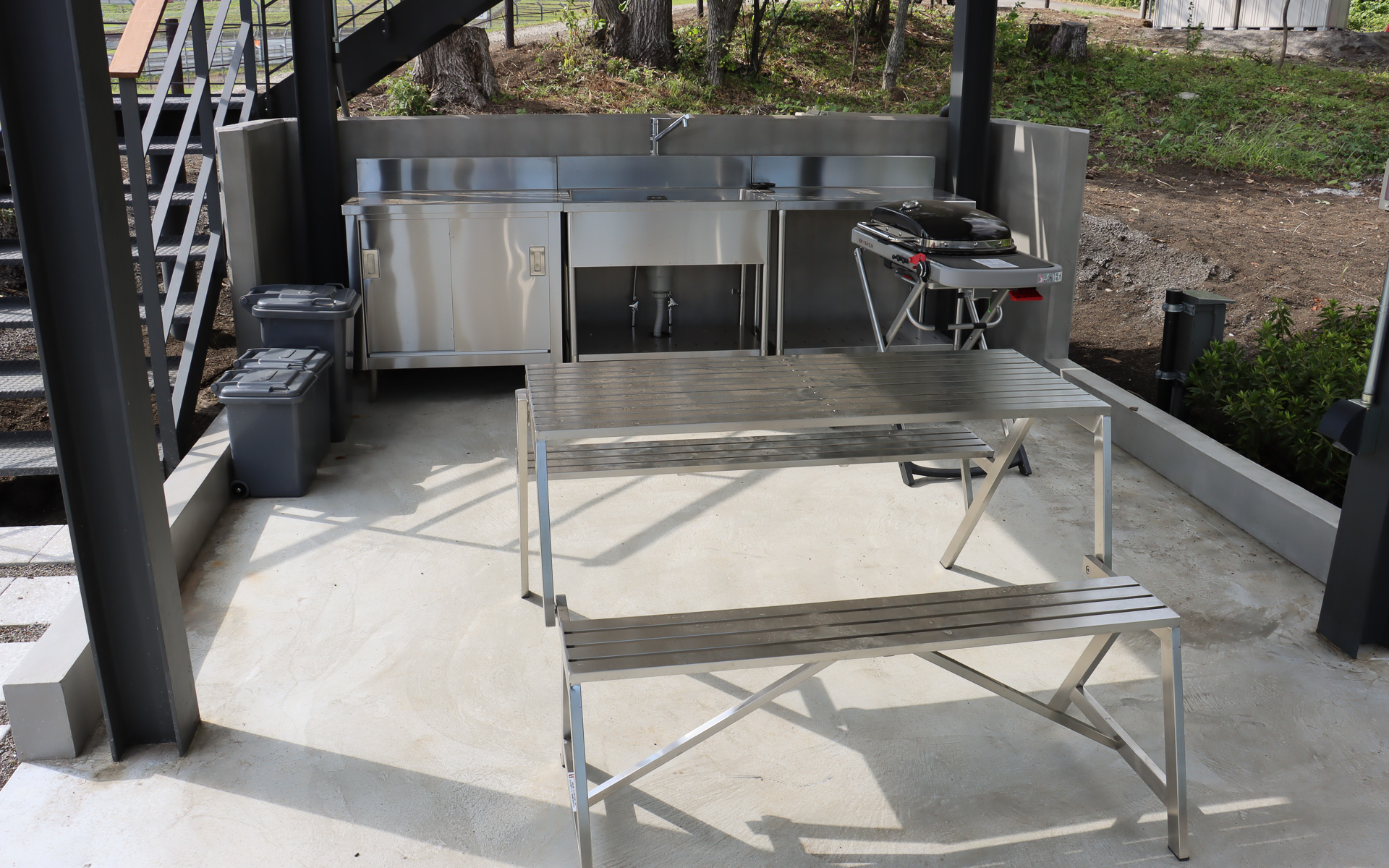 展望デッキの下に専用のキッチンスペースを設置。かたまり肉も調理可能なガスバーベキューグリルも利用できる