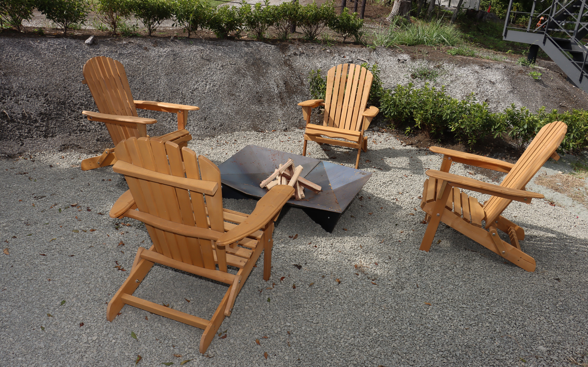 大型の焚火台とウッドチェアも設置されている