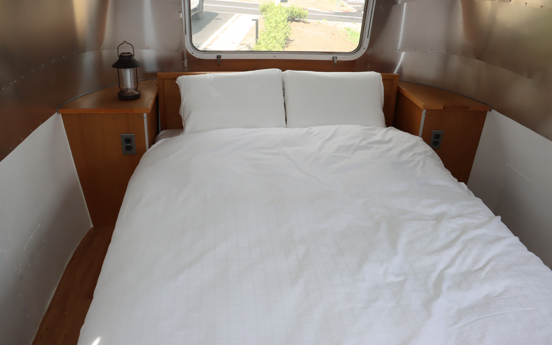 車内の至るところにAC100Vのコンセントを設置している