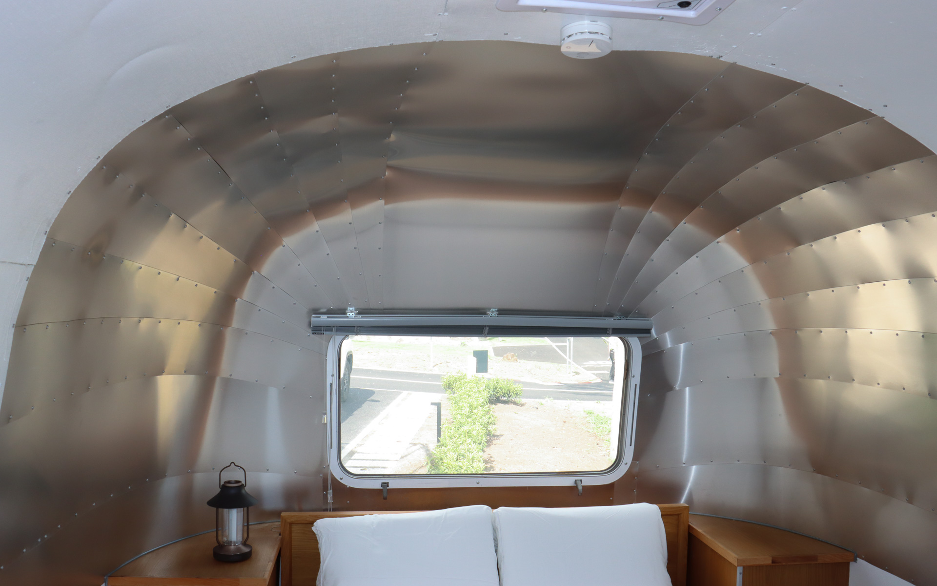 特徴的な外観を車内でも感じてもらえるよう、ベッドルームの天井部分にアルミパネルを設置している