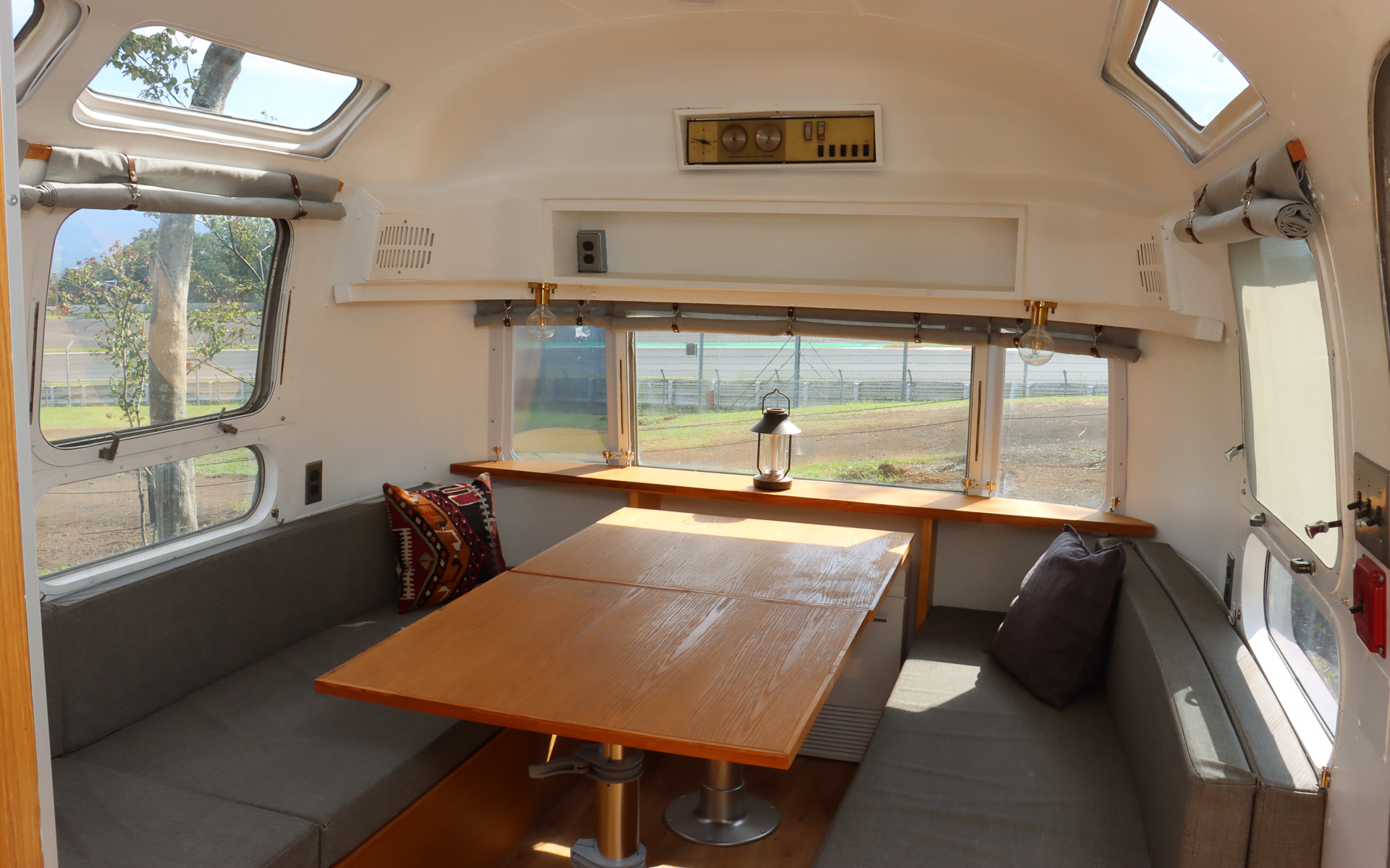 車両前方側のリビングスペース。4人就寝時には中央のテーブルを下げ、簡易ベッドを展開する