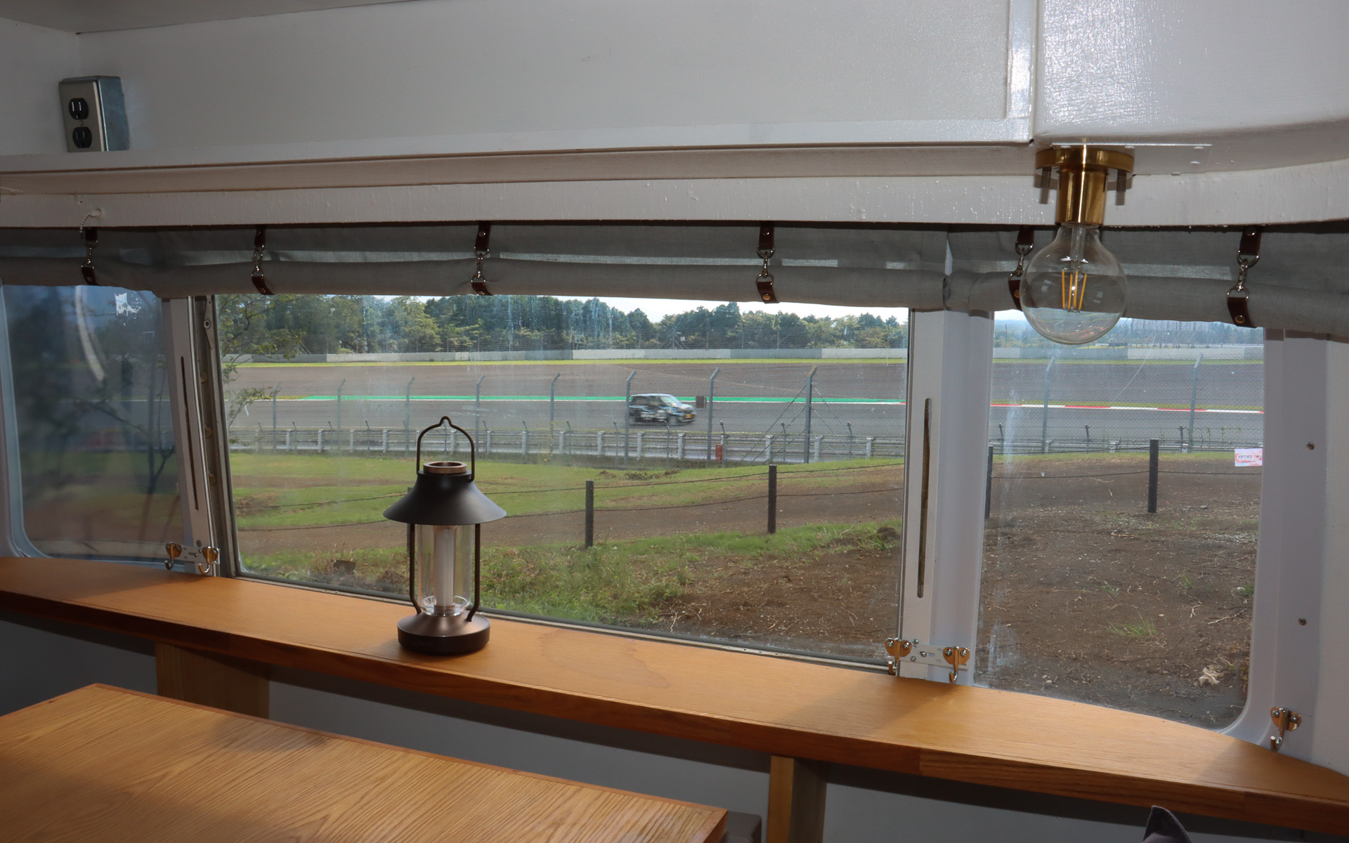 窓も多数設置されており、エアコンの効いた車内からコース走行を眺めることも可能