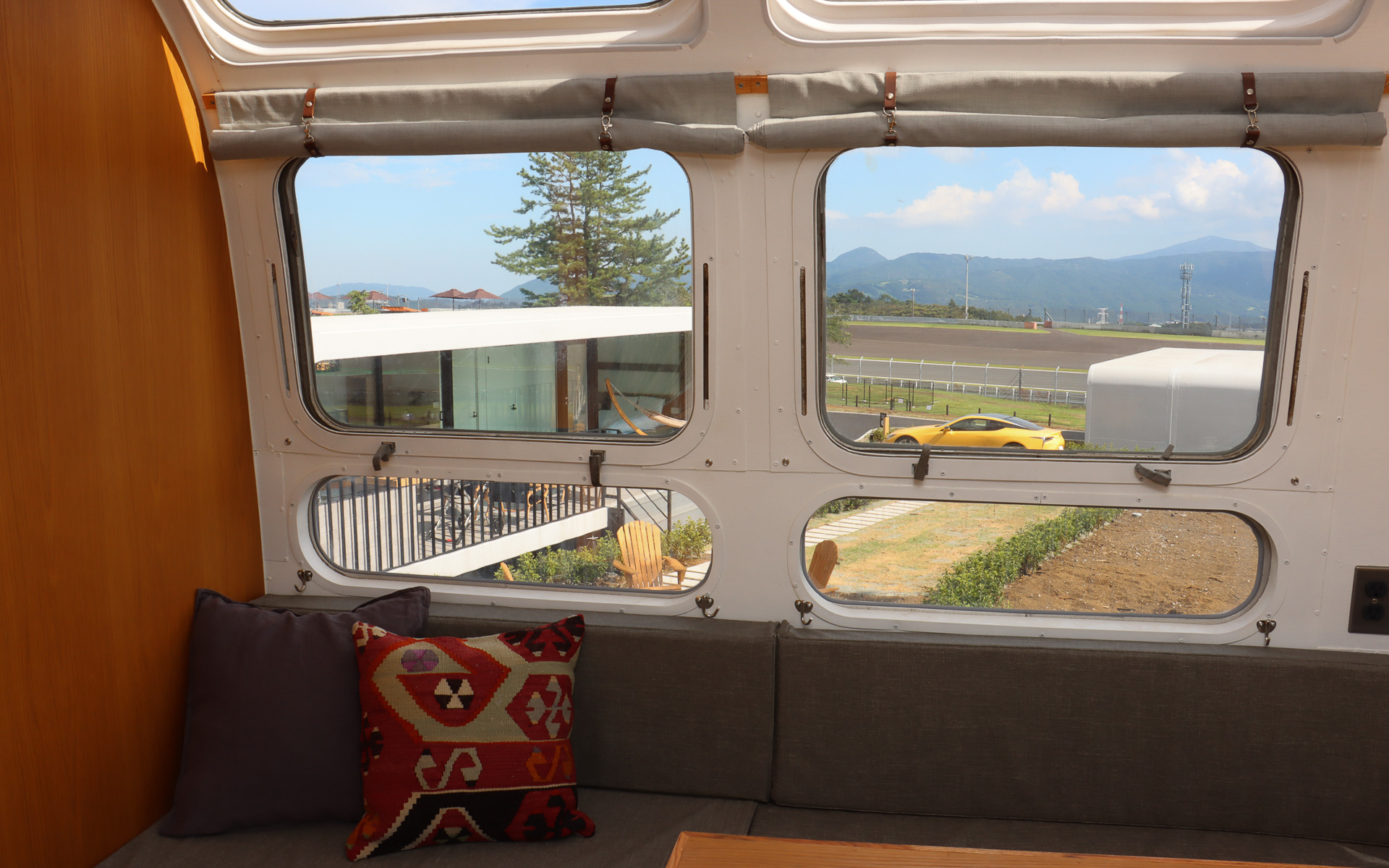 窓も多数設置されており、エアコンの効いた車内からコース走行を眺めることも可能