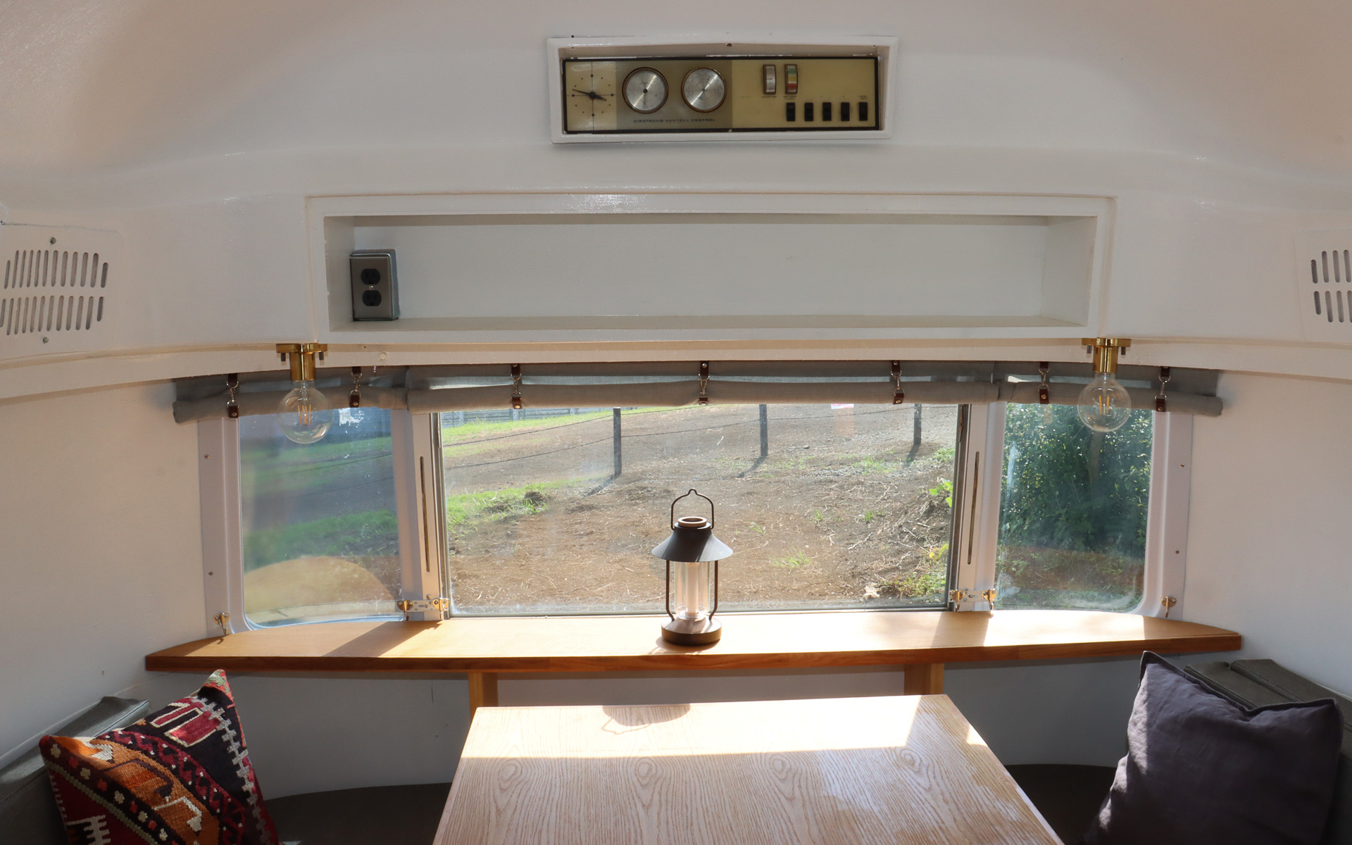 車内装備では残念ながら不動となっている部分もあるが、当時の雰囲気を伝えるオブジェとしてそのまま残している