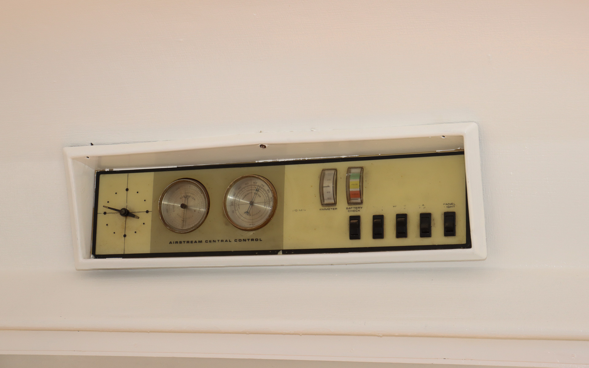 車内装備では残念ながら不動となっている部分もあるが、当時の雰囲気を伝えるオブジェとしてそのまま残している