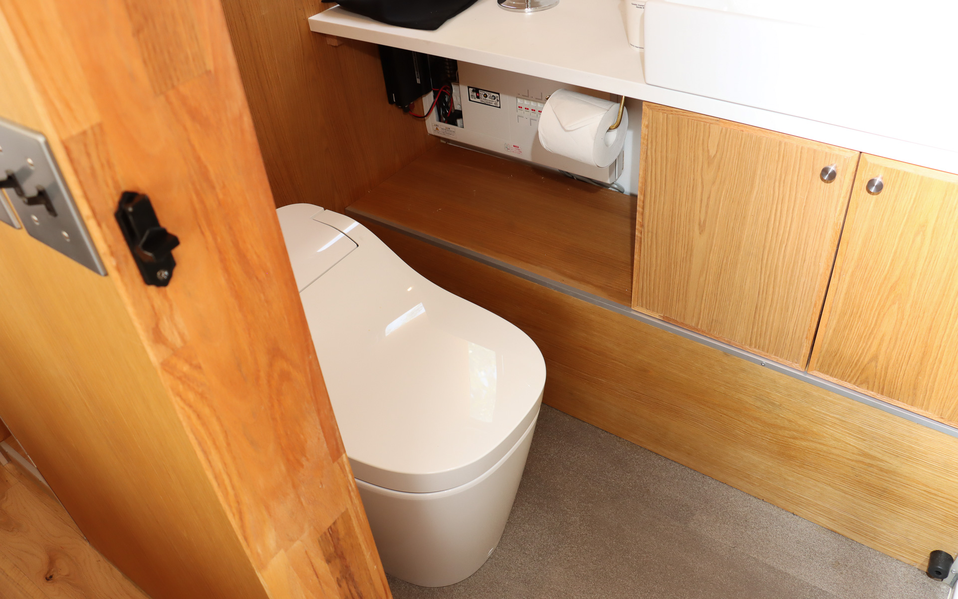 ウォシュレット完備のトイレ。キッチンや洗面台では温水も利用可能