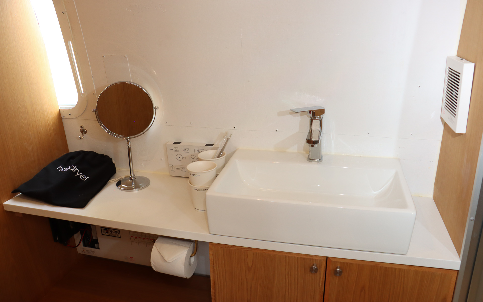 ウォシュレット完備のトイレ。キッチンや洗面台では温水も利用可能