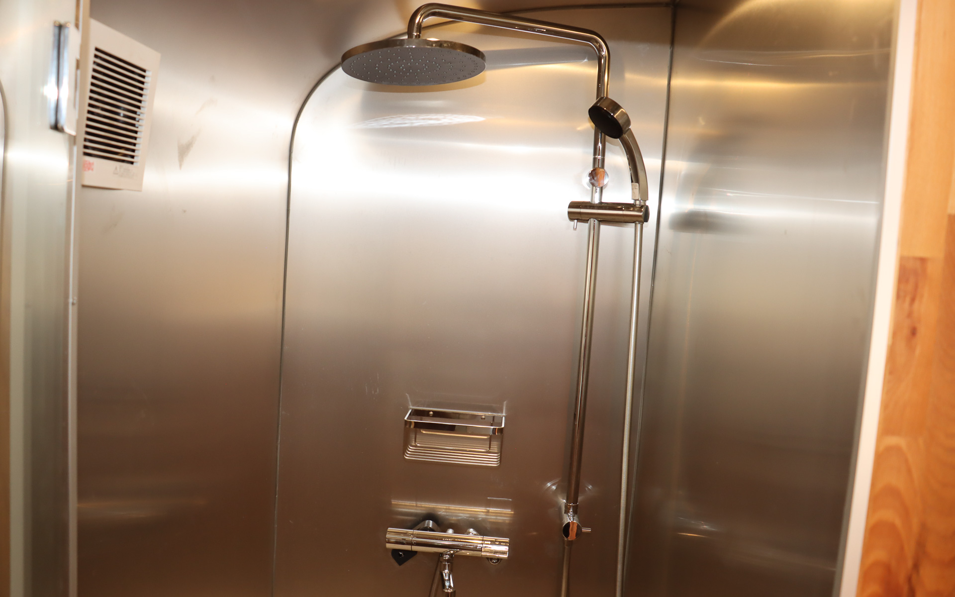 車内にオーバーヘッドシャワーも備える
